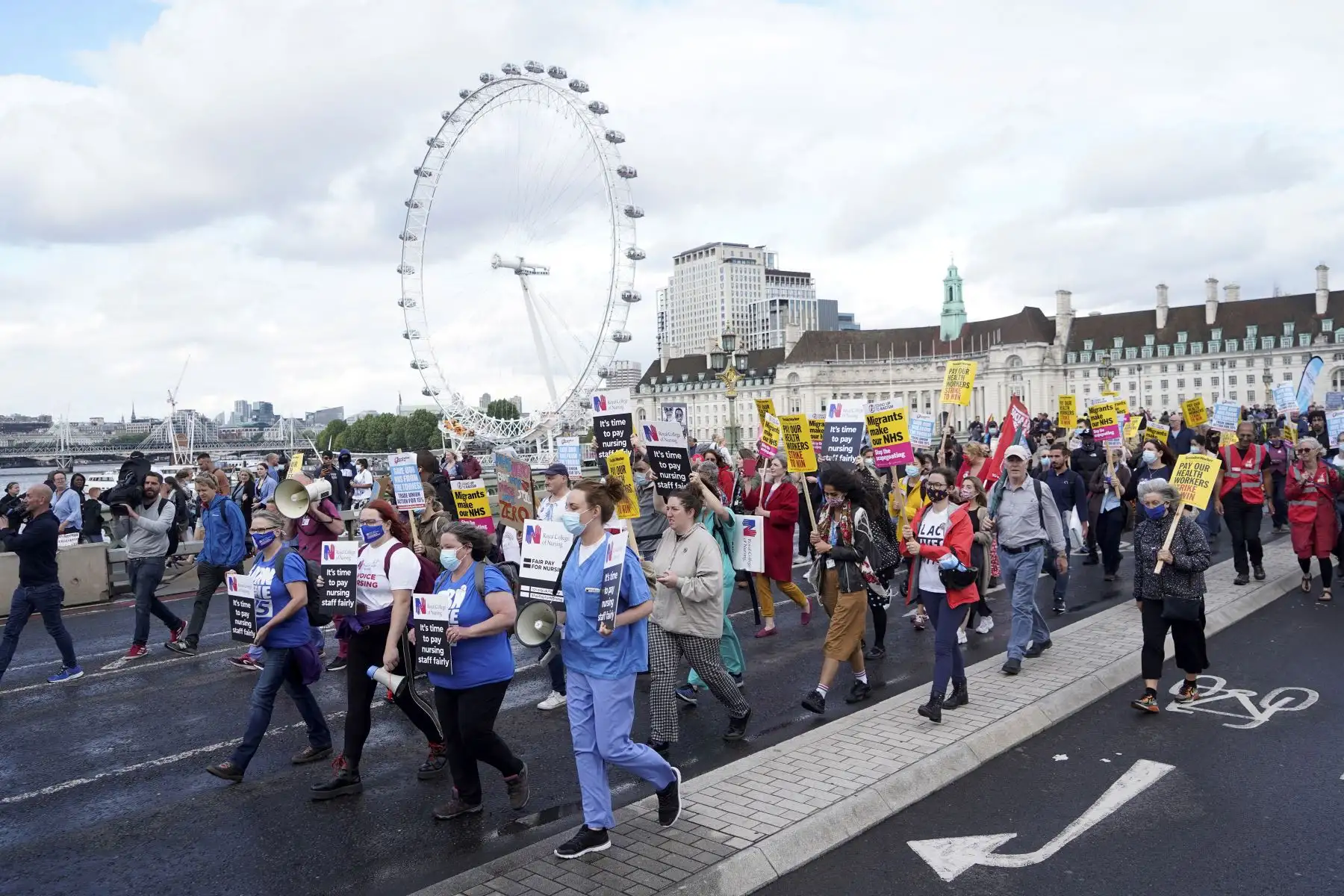 Trabajadores de salud protestan por aumento de salario en el centro de Londres, Inglaterra. Foto: AFP