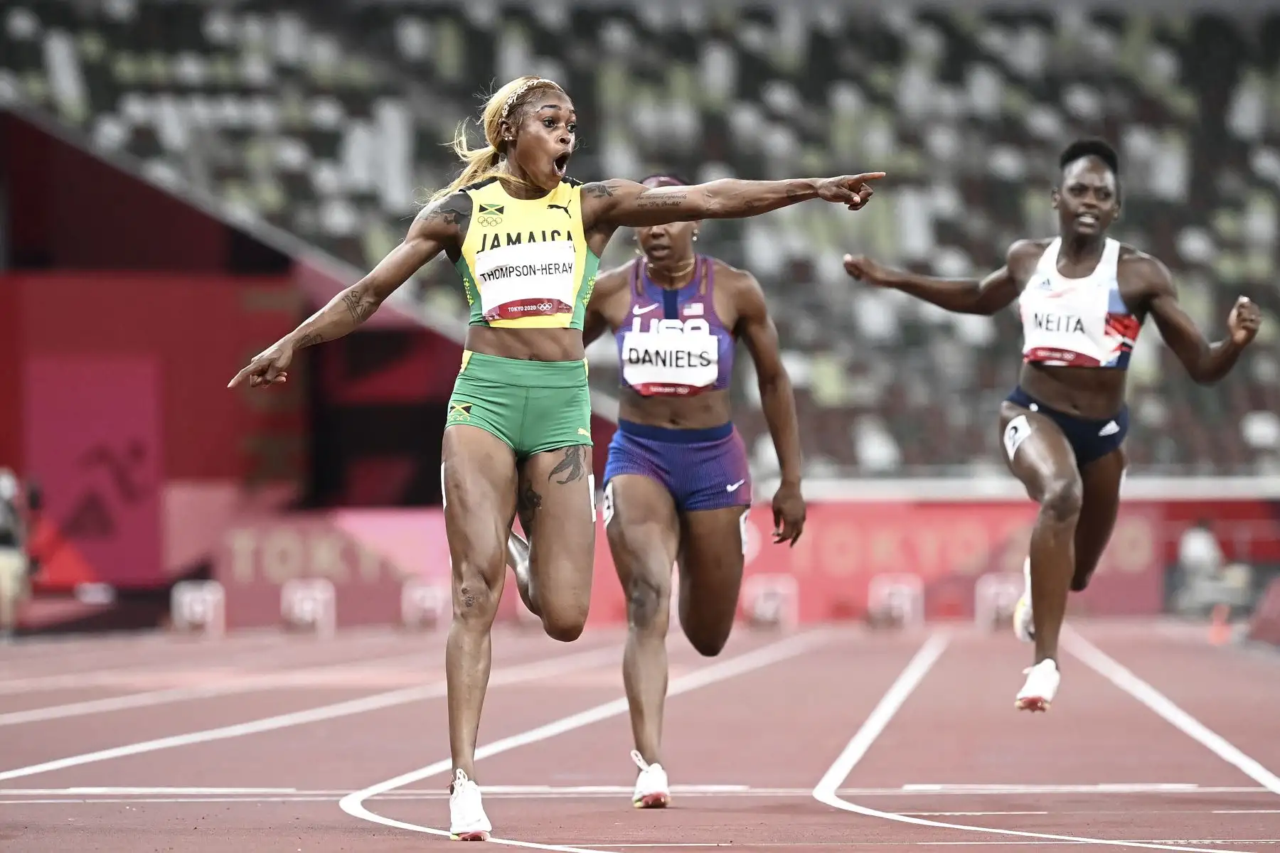 Elaine Thompson-Herah de Jamaica cruza la línea y gana la final femenina de 100 metros durante los Juegos Olímpicos de Tokio 2020, en el Estadio Olímpico de Tokio. Foto: AFP