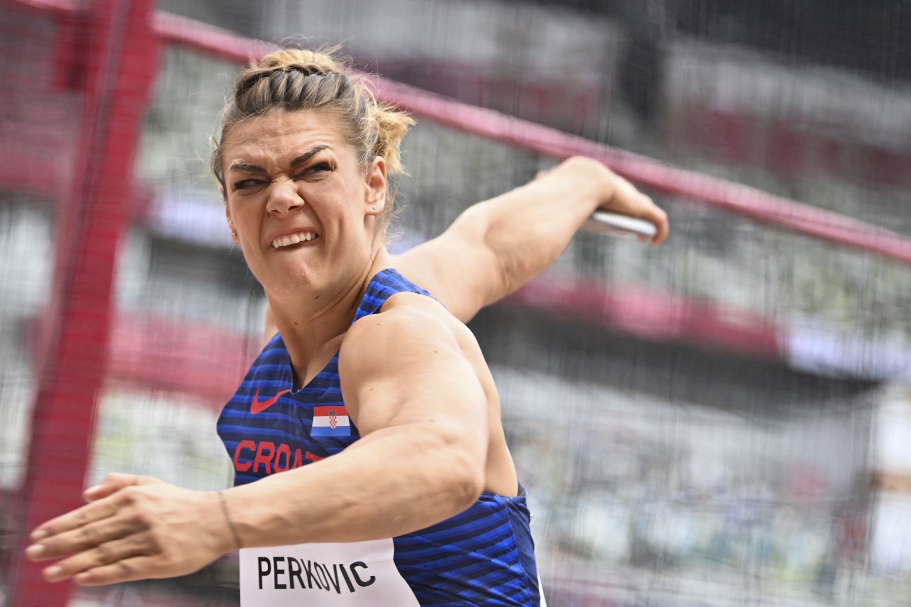 La croata Sandra Perkovic compite en la clasificación de lanzamiento de disco femenino durante los Juegos Olímpicos de Tokio 2020, en el Estadio Olímpico de Tokio. Foto: AFP