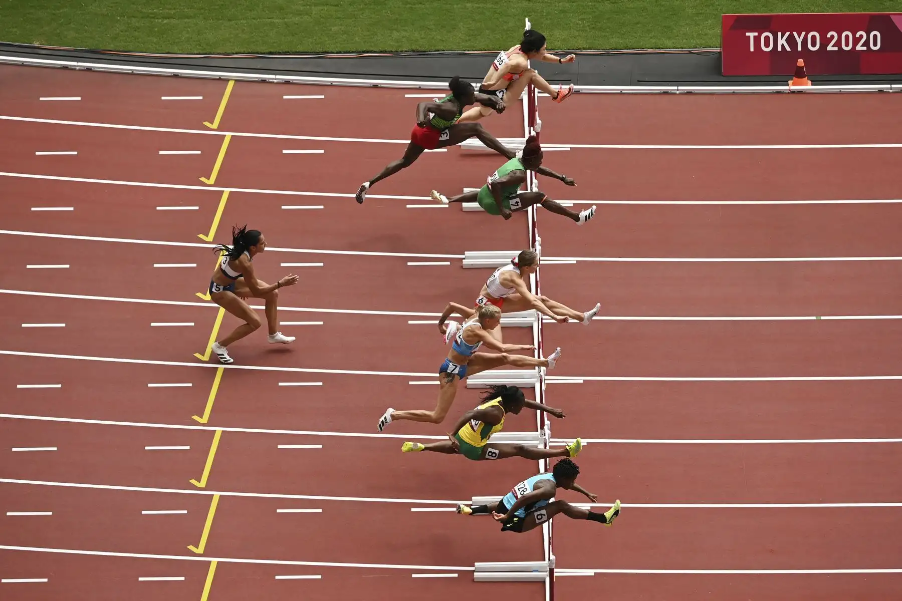 La griega Elisavet Pesiridou no logra terminar en las eliminatorias femeninas de 100 metros con vallas durante los Juegos Olímpicos de Tokio 2020 en el Estadio Olímpico de Tokio. Foto: AFP
