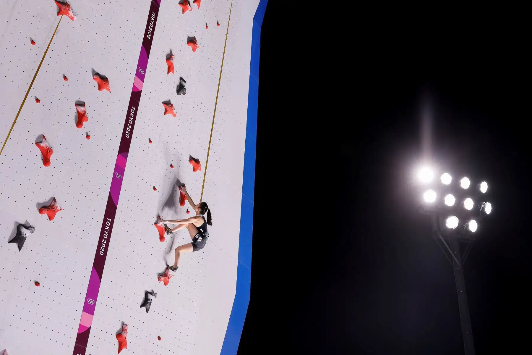 Seo Chae-hyun de Corea del Sur se presenta durante una sesión de entrenamiento de escalada de velocidad para los eventos de escalada deportiva de los Juegos Olímpicos de Tokio 2020, en el Aomi Urban Sports Park de Tokio. Foto: EFE