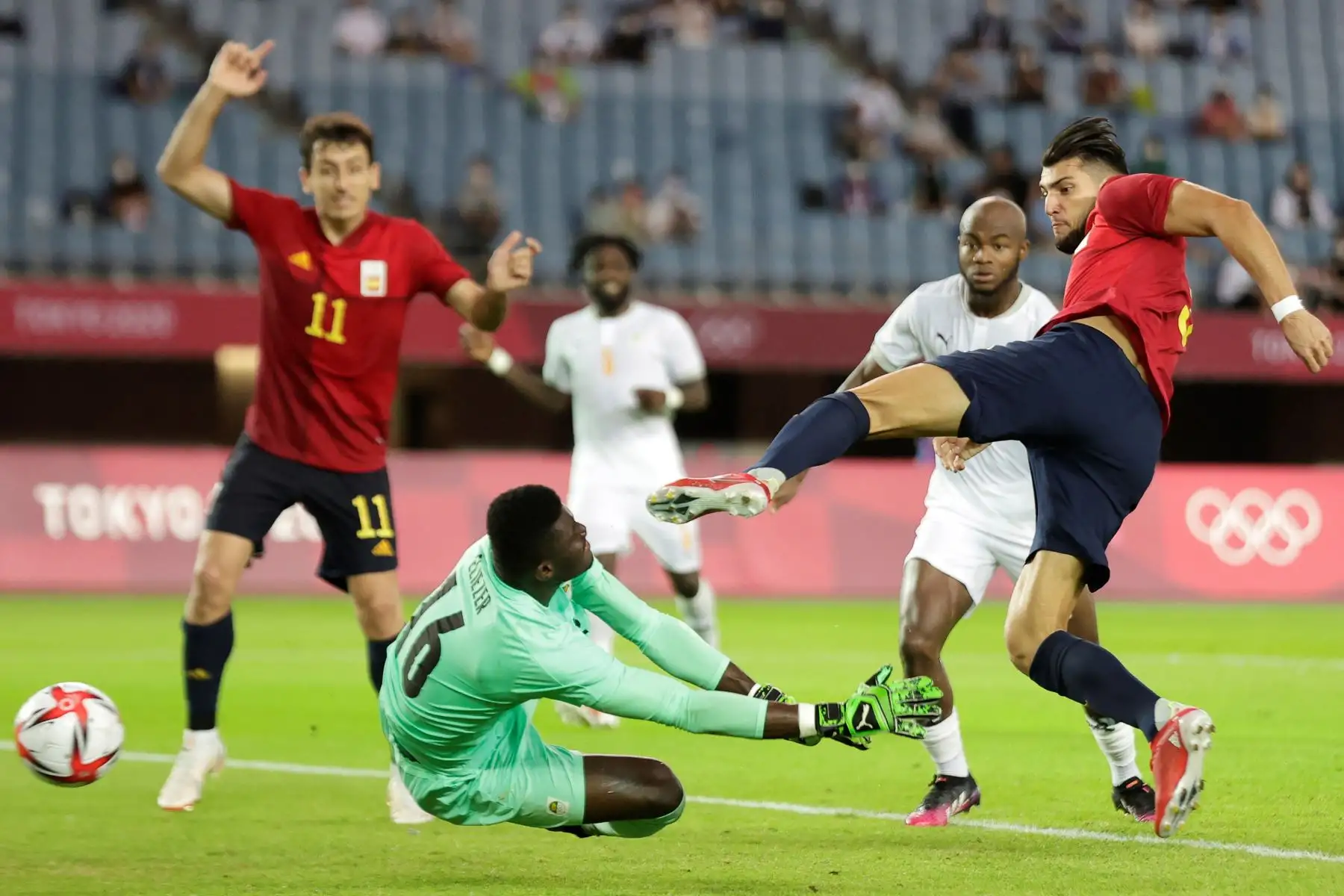 Rafa Mir marcando un gol durante el partido de cuartos de final masculino entre España y Costa de Marfil, en los Juegos Olímpicos de Tokio 2020, en Miyagi, cerca de Sendai, Japón. Foto: EFE