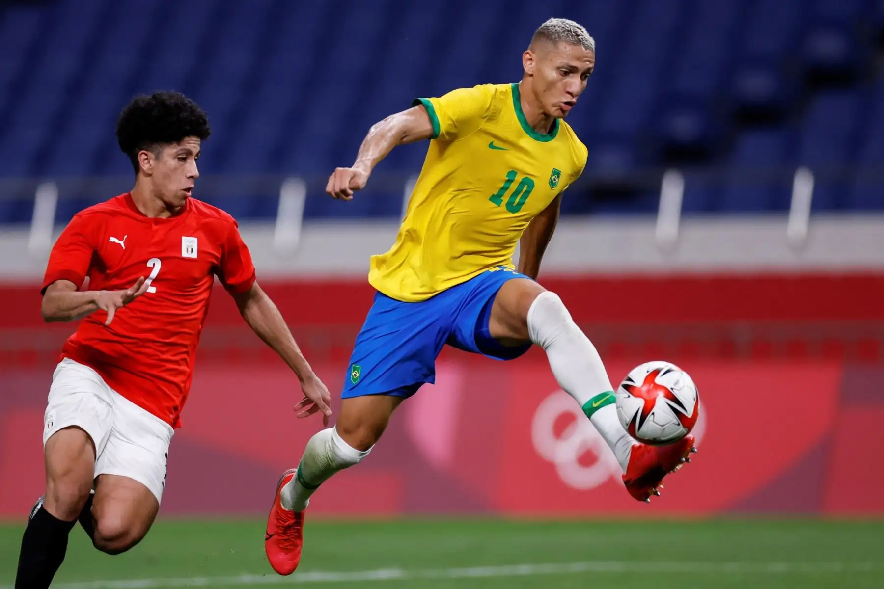 El delantero brasileño Richarlison controla el balón ante la marca del centrocampista egipcio Ammar Hamdy durante los cuartos de final de los Juegos Olímpicos 2020,, en el Estadio de Kashima, Japón. Foto: EFE