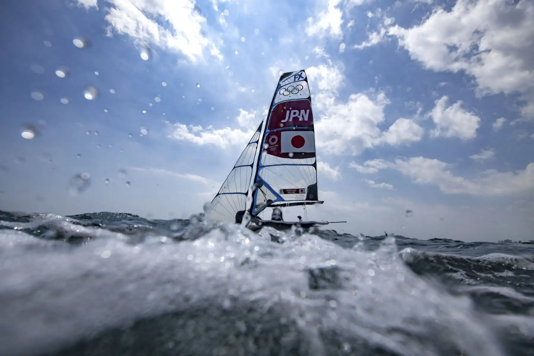 Sena Takano y Anna Yamazaki de Japón compiten en la carrera de esquife 49er FX para mujeres durante la competencia de vela de los Juegos Olímpicos de Tokio 2020, en el puerto de yates de Enoshima, en Fujisawa, Japón. Foto: EFE