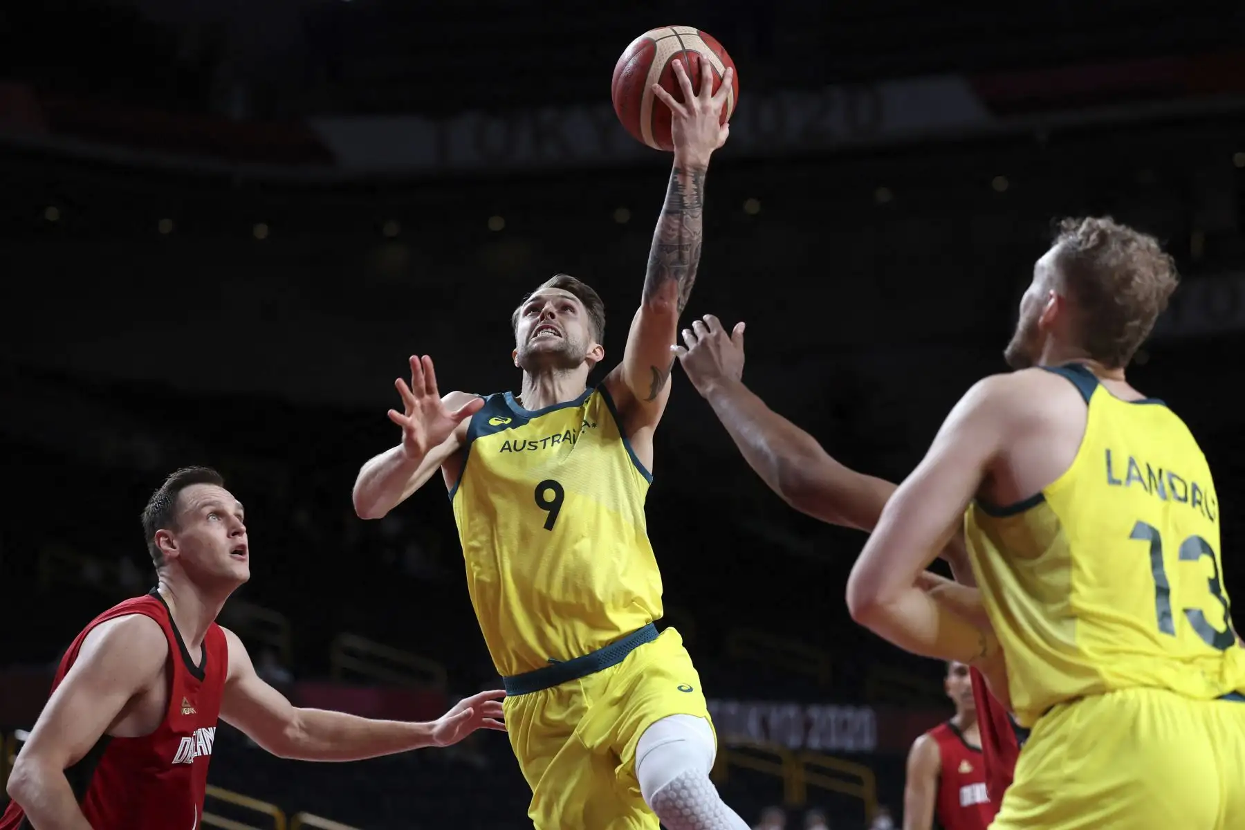 El australiano Nathan Sobey avanza a la canasta duarante partido de baloncesto por el grupo B de la ronda preliminar masculina de los Juegos Olímpicos de Tokio 2020, en el Saitama Super Arena en Saitama. Foto: AFP