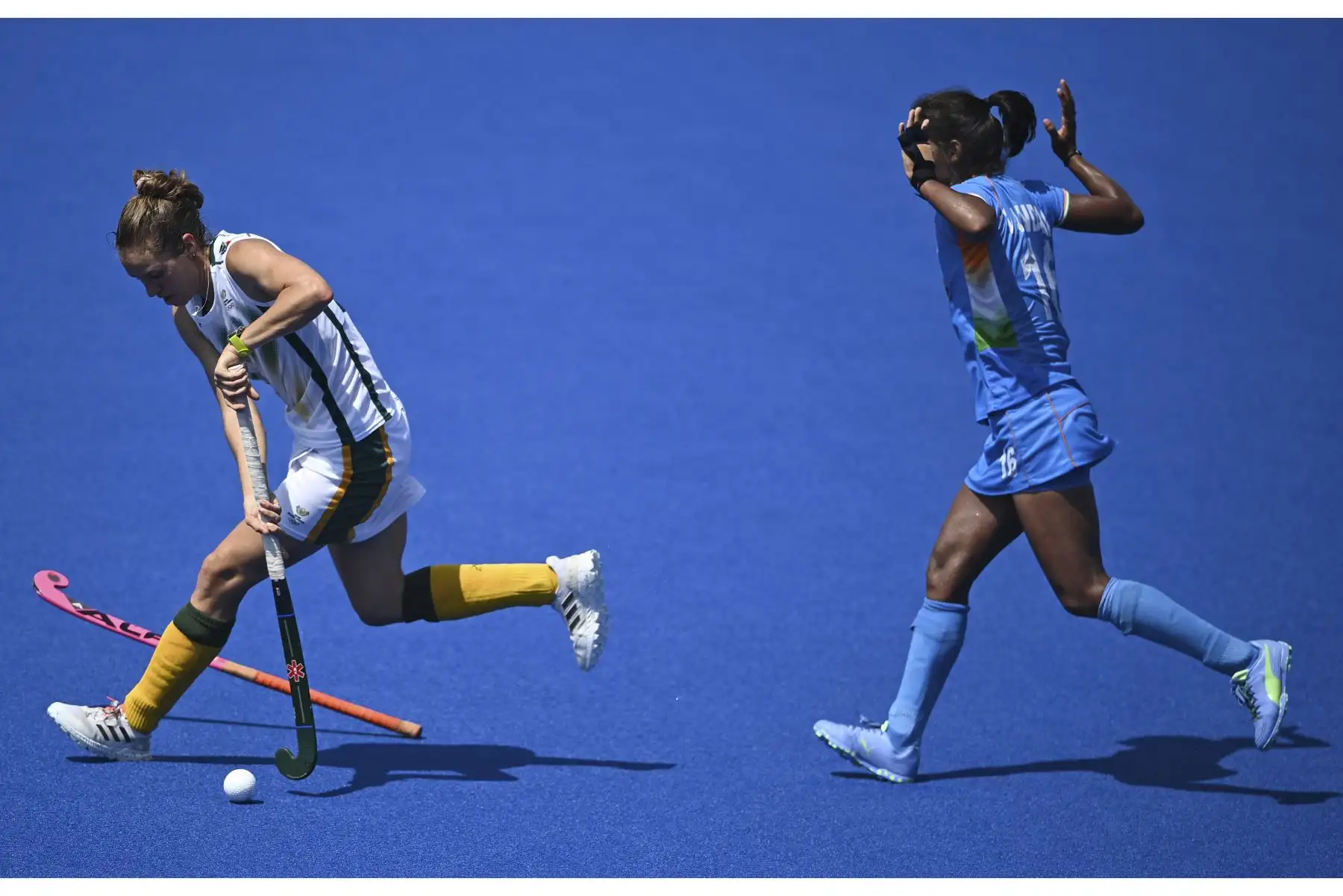 La sudafricana Kristen Paton dribla el balón ante la india Vandana Katariya durante encuentro por el grupo A de mujeres por los Juegos Olímpicos de Tokio 2020. Foto: AFP