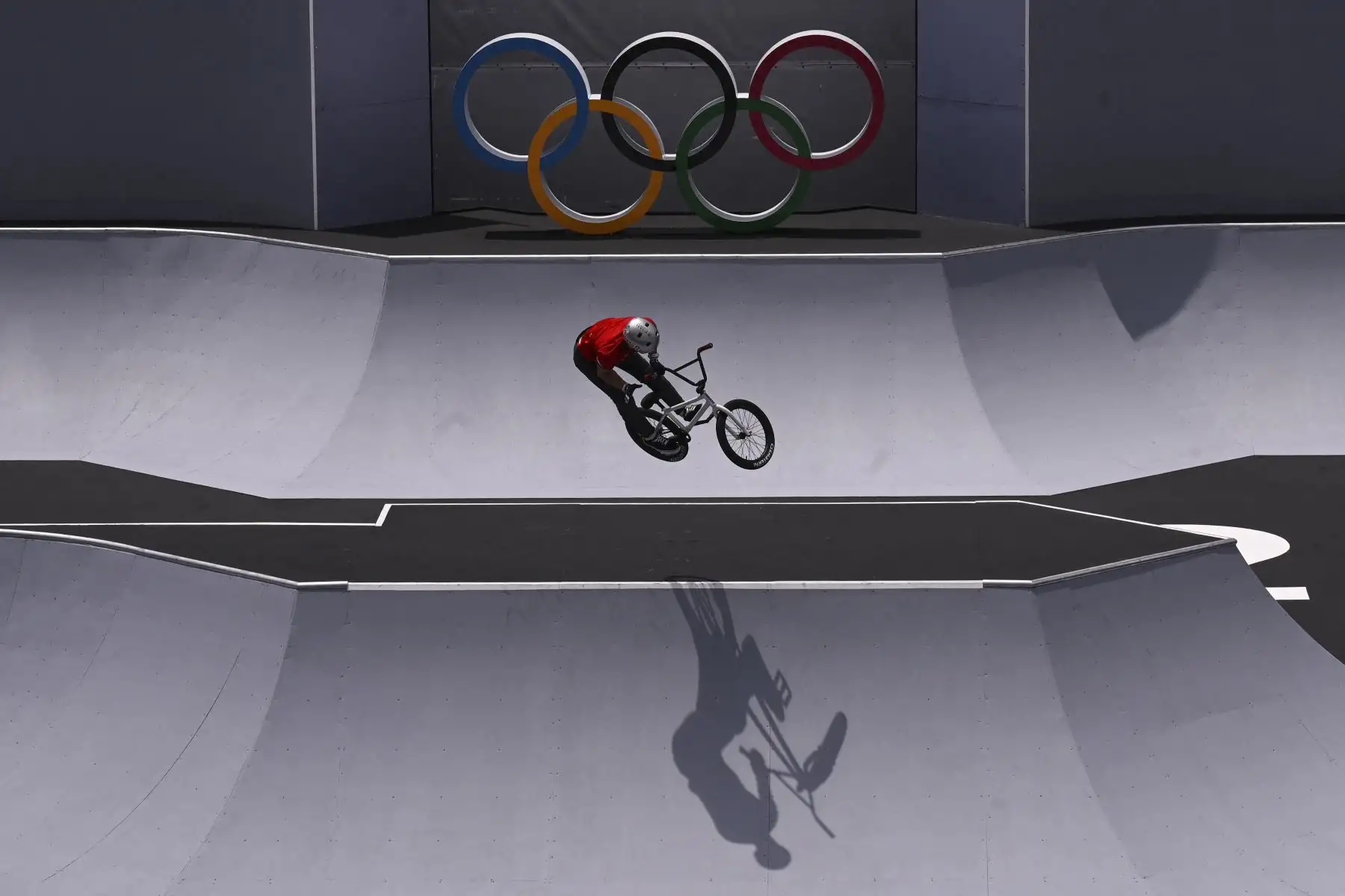 Kenneth Tencio Esquivel de Costa Rica compite en el evento de ciclismo BMX estilo libre, en el Ariake Urban Sports Park, durante los Juegos Olímpicos de Tokio 2020. Foto: AFP