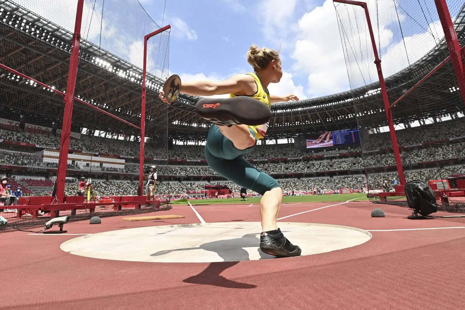 La australiana Dani Stevens compite en la clasificación de lanzamiento de disco femenino durante los Juegos Olímpicos de Tokio 2020, en el Estadio Olímpico de Tokio. Foto: AFP