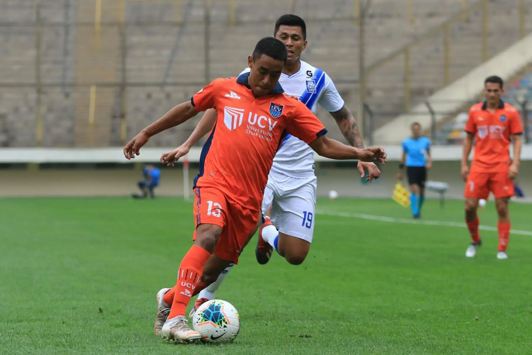 N. Rodríguez del Club Cesar Vallejo se enfrenta ante la marca de P. Cruzado durante partido por la tercera fecha de la Liga 1, en el Estadio Monumental. Foto: Liga 1