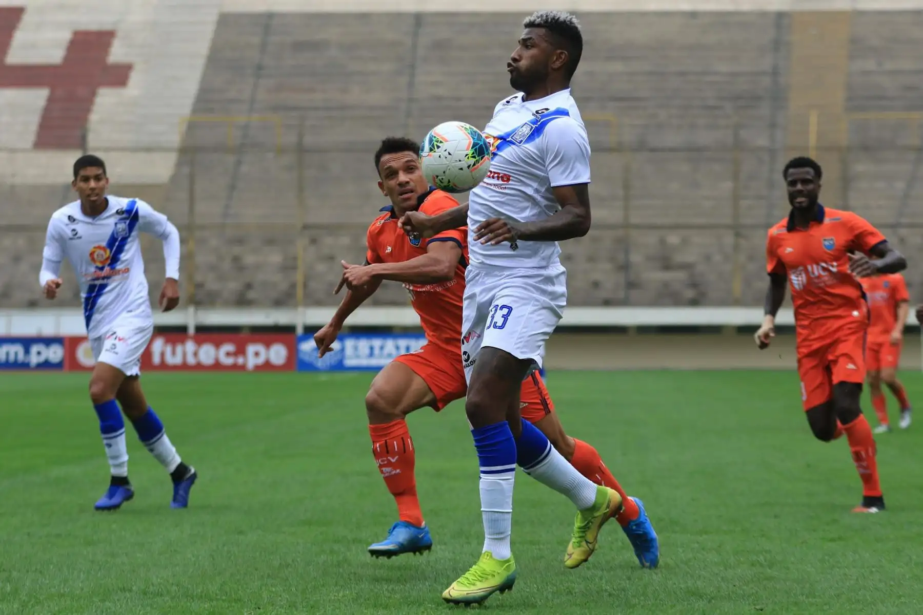 C. Ascues de Alianza Atlético controla el balón ante la marca de su rival de Cesar Vallejo durante partido por la tercera fecha de la Liga 1, en el Estadio Monumental. Foto: Liga 1