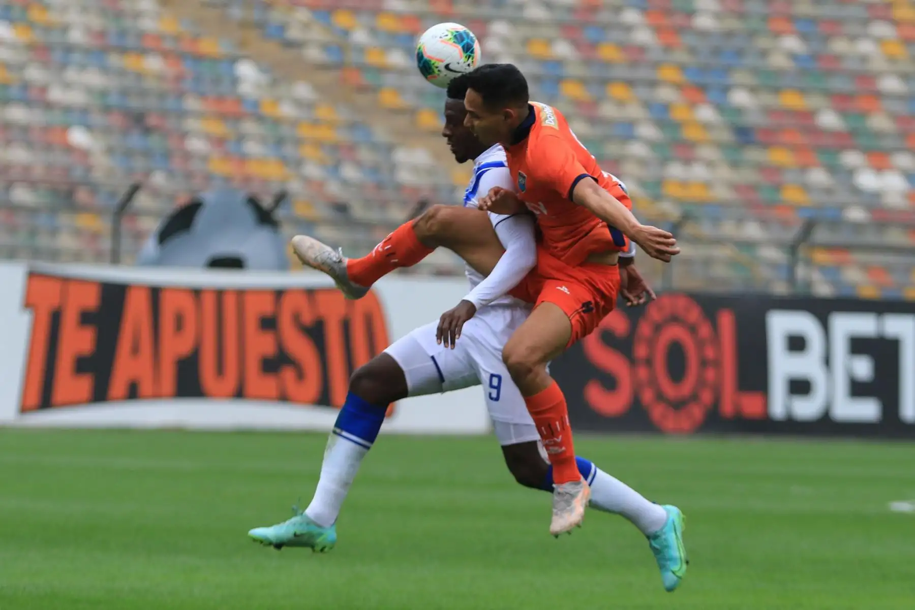 V. Perlaza del Club Cesar Vallejo se enfrenta por el balón ante la marca de su rival de Alianza Atlético durante partido por la tercera fecha de la Liga 1, en el Estadio Monumental. Foto: Liga 1