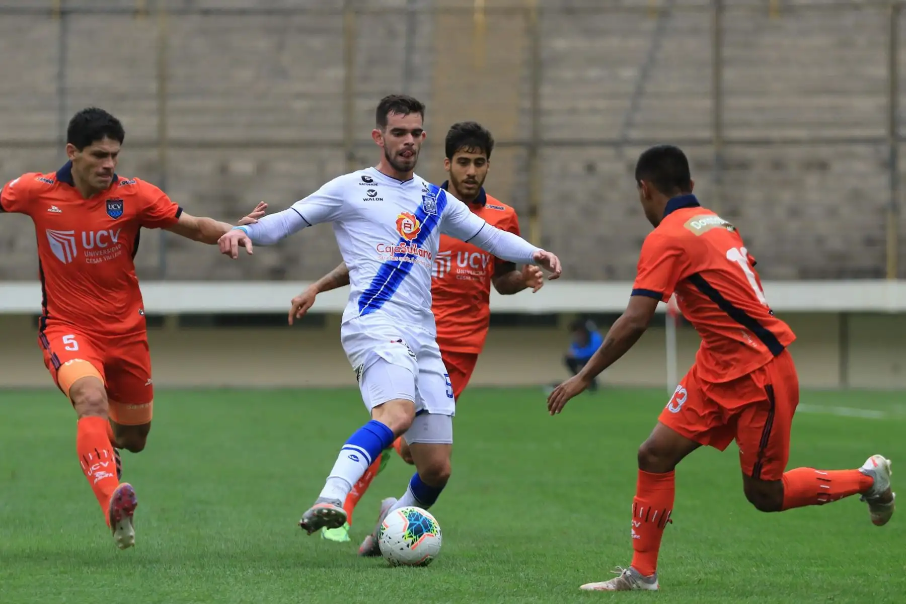 M. Ganosa de Alianza Atlético controla el balón ante la marca de de E. Ciucci de UCV durante partido por la tercera fecha de la Liga 1, en el Estadio Monumental. Foto: Liga 1