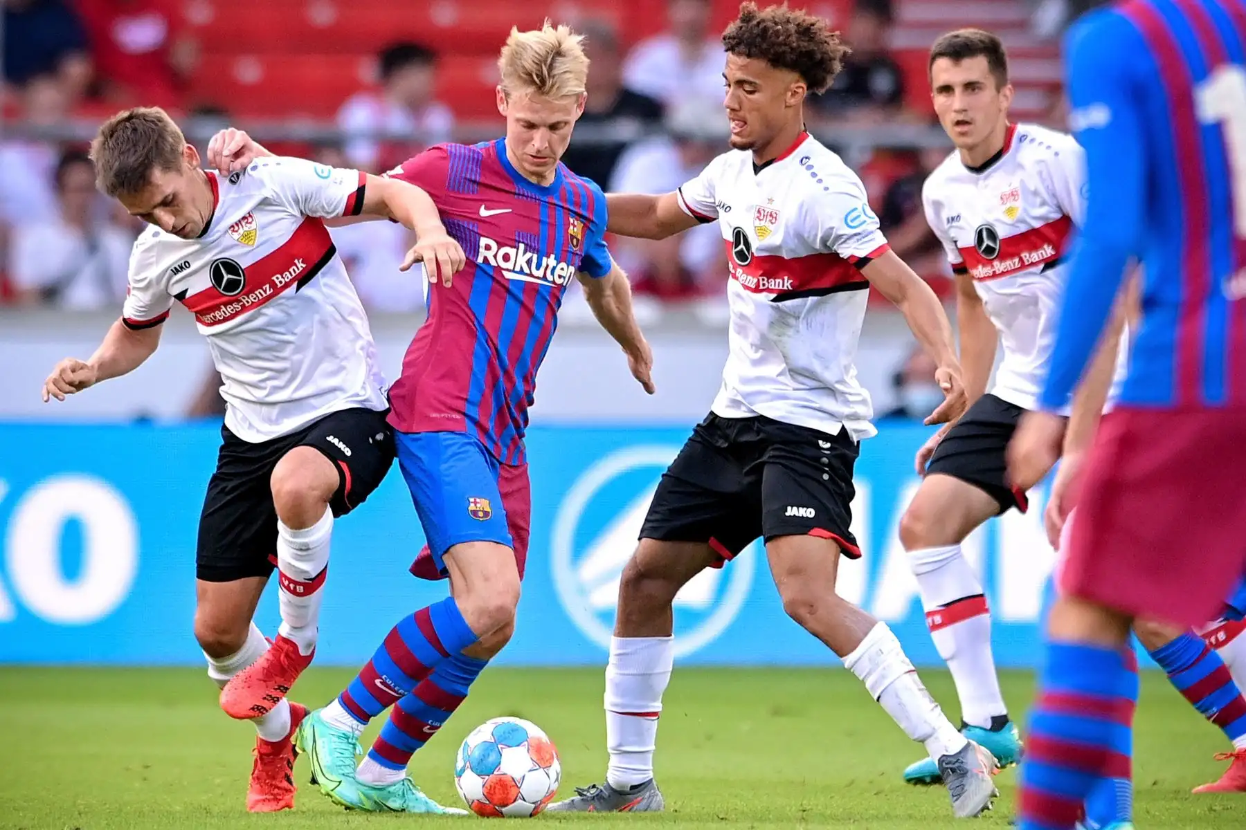 Frenkie De Jong del Barcelona en acción durante el partido amistoso de pretemporada de ante Stuttgart, en el estadio Mercedes Benz Arena de Berlín, Alemania. Foto: EFE