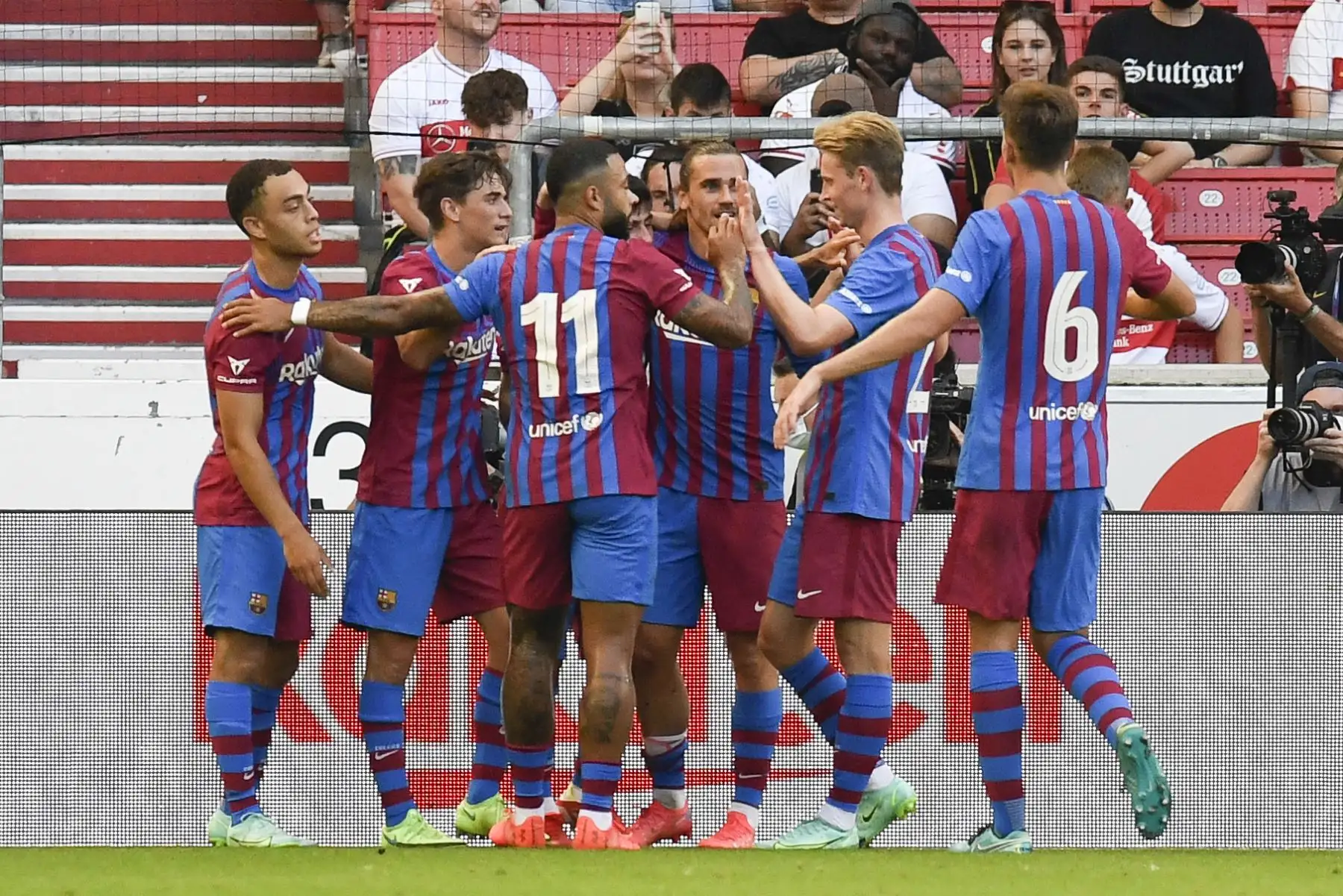 Yusuf Demir del Barcelona celebra con sus compañeros tras anotar el 2-0 ante Stuttgart durante un partido amistoso, en el estadio Mercedes Benz Arena de Berlín, Alemania. Foto: AFP