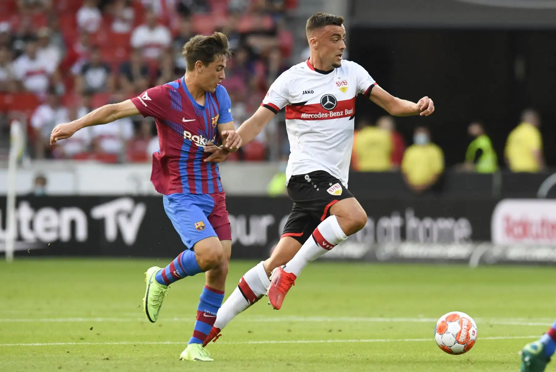 El centrocampista alemán del Stuttgart Philipp Foerster  y el centrocampista español del Barcelona Gavi compiten por el balón durante un partido amistoso, en el estadio Mercedes Benz Arena de Berlín, Alemania. Foto: AFP