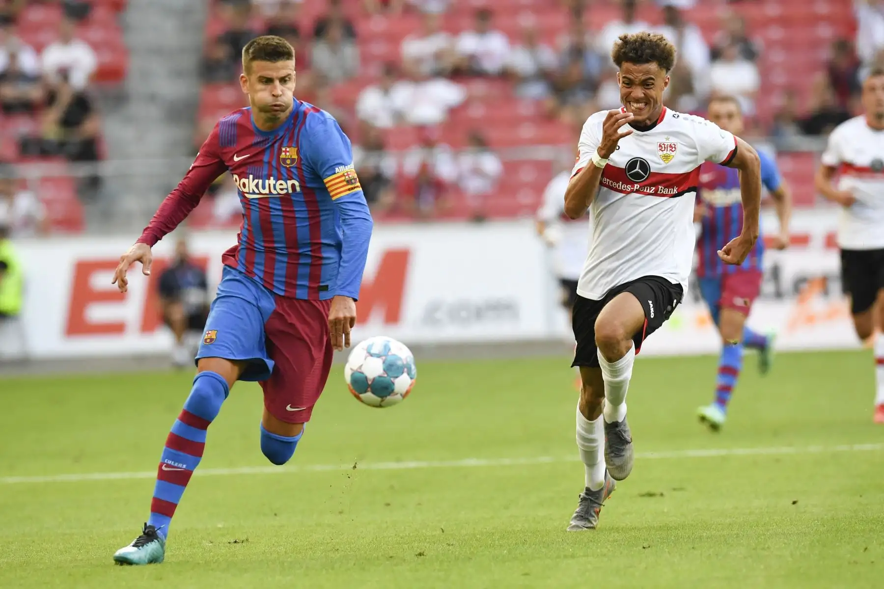 Foto: El centrocampista del Stuttgart, Manuel Polster y el defensor español del Barcelona, ​​Gerard Piqué, compiten por el balón durante un partido amistoso, en el estadio Mercedes Benz Arena de Berlín, Alemania. Foto: AFP