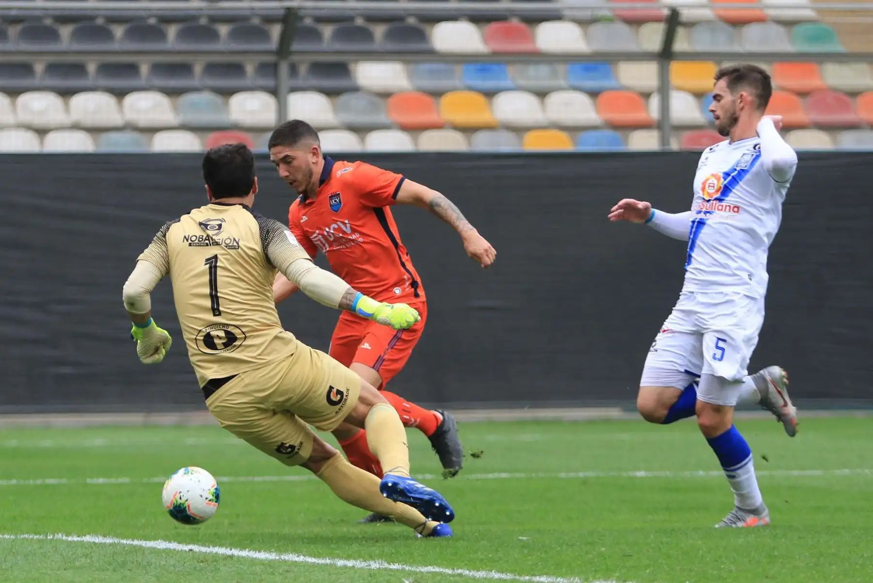 Santiago Silva de UCV marca el 2-0 ante Alianza Atlético durante partido por la tercera fecha de la Liga 1, en el Estadio Monumental. Foto: Liga 1