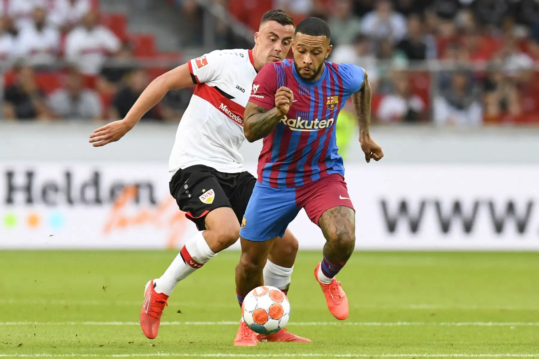 Antoine Griezmann del Barcelona en acción contra Philipp Klement del Stuttgart durante el partido amistoso de pretemporada, en el estadio Mercedes Benz Arena de Berlín, Alemania. Foto: AFP