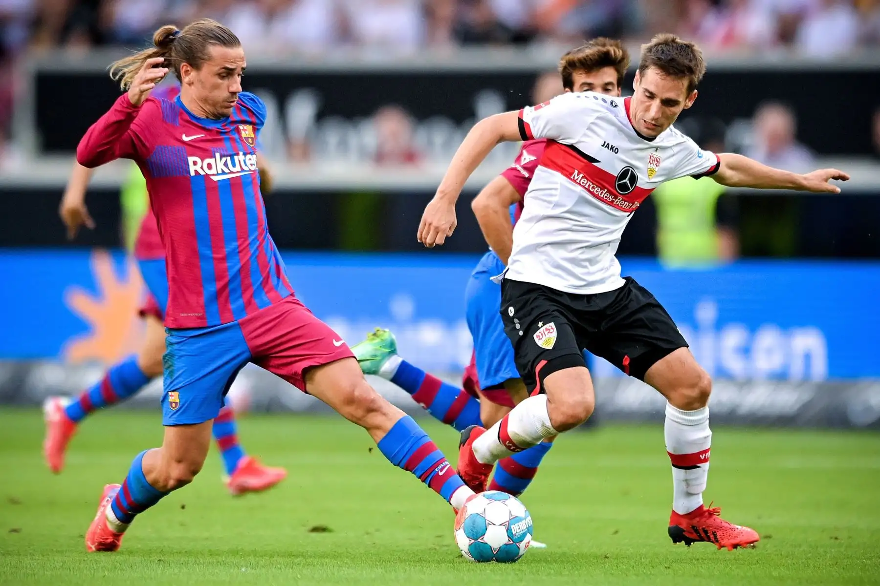 Antoine Griezmann del Barcelona en acción contra Philipp Klement del Stuttgart durante el partido amistoso de pretemporada, en el estadio Mercedes Benz Arena de Berlín, Alemania. Foto: EFE