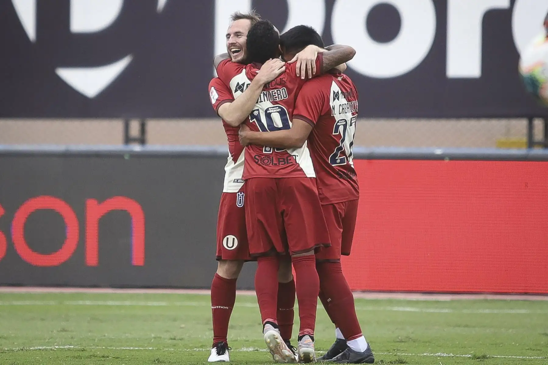 Hernán Novick de Universitario celebra con sus compañeros tras marcar el 1-0 ante Carlos Manucci durante partido por la tercera fecha de la Liga 1, en el Estadio Miguel Grau. Foto: Liga 1
