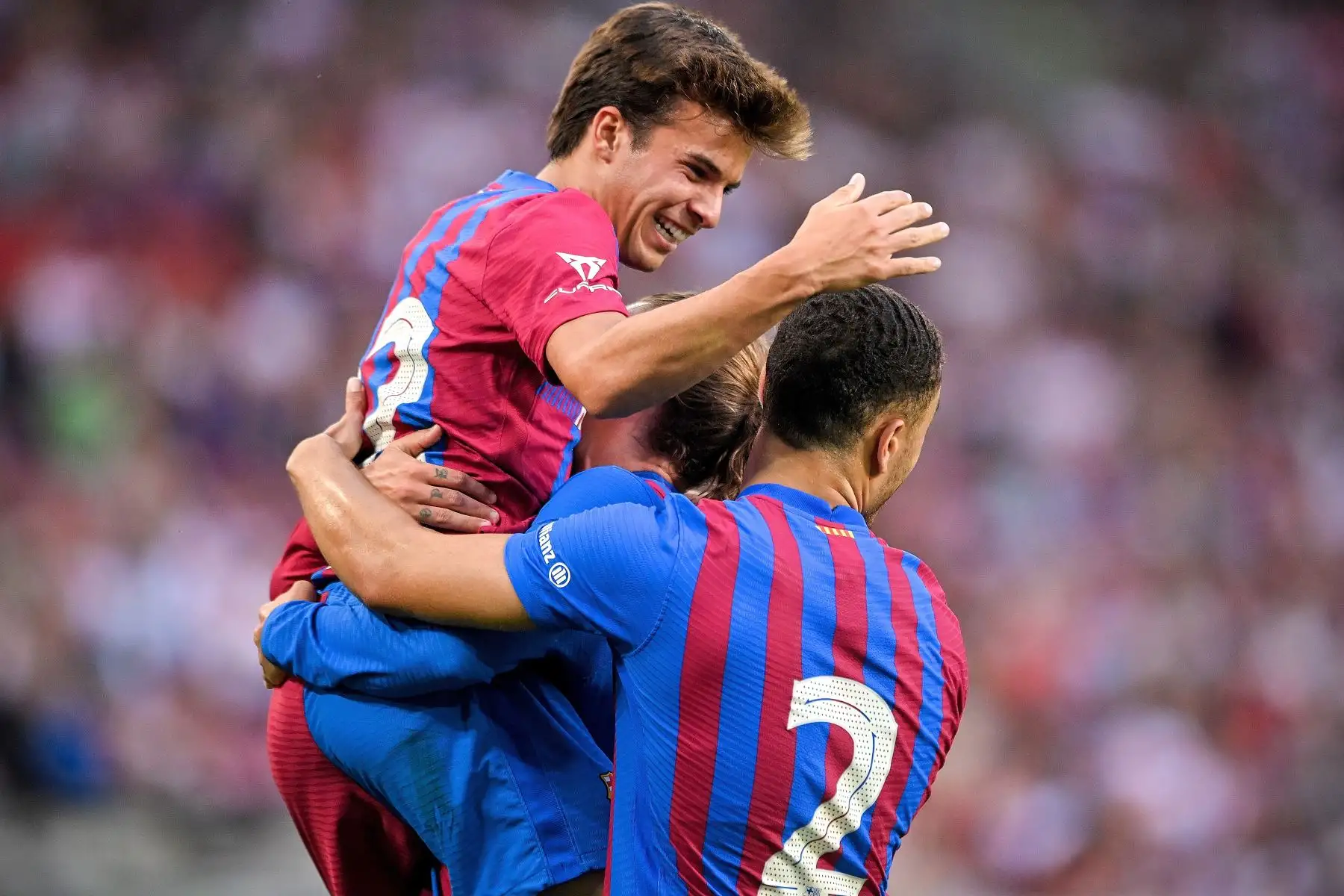 Riqui Puig cel Barcelona celebra con sus compañeros tras anotar la ventaja de 3-0 durante el partido amistoso de pretemporada ante Stuttgart, en el estadio Mercedes Benz Arena de Berlín, Alemania. Foto: AFP