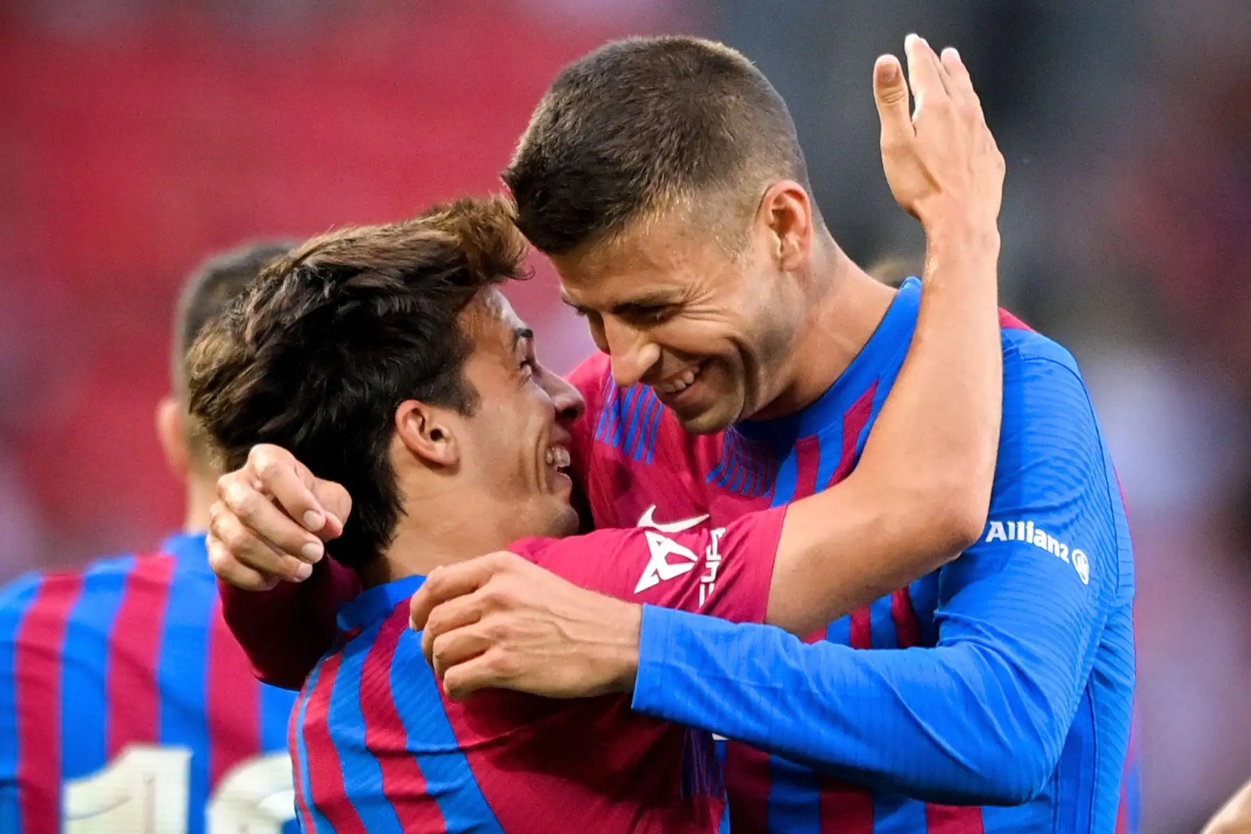 El Barcelona Riqui Puig celebra con su compañero de equipo Gerard Piqué tras anotar la ventaja de 3-0 durante el partido amistoso de pretemporada, en el estadio Mercedes Benz Arena de Berlín, Alemania. Foto: AFP