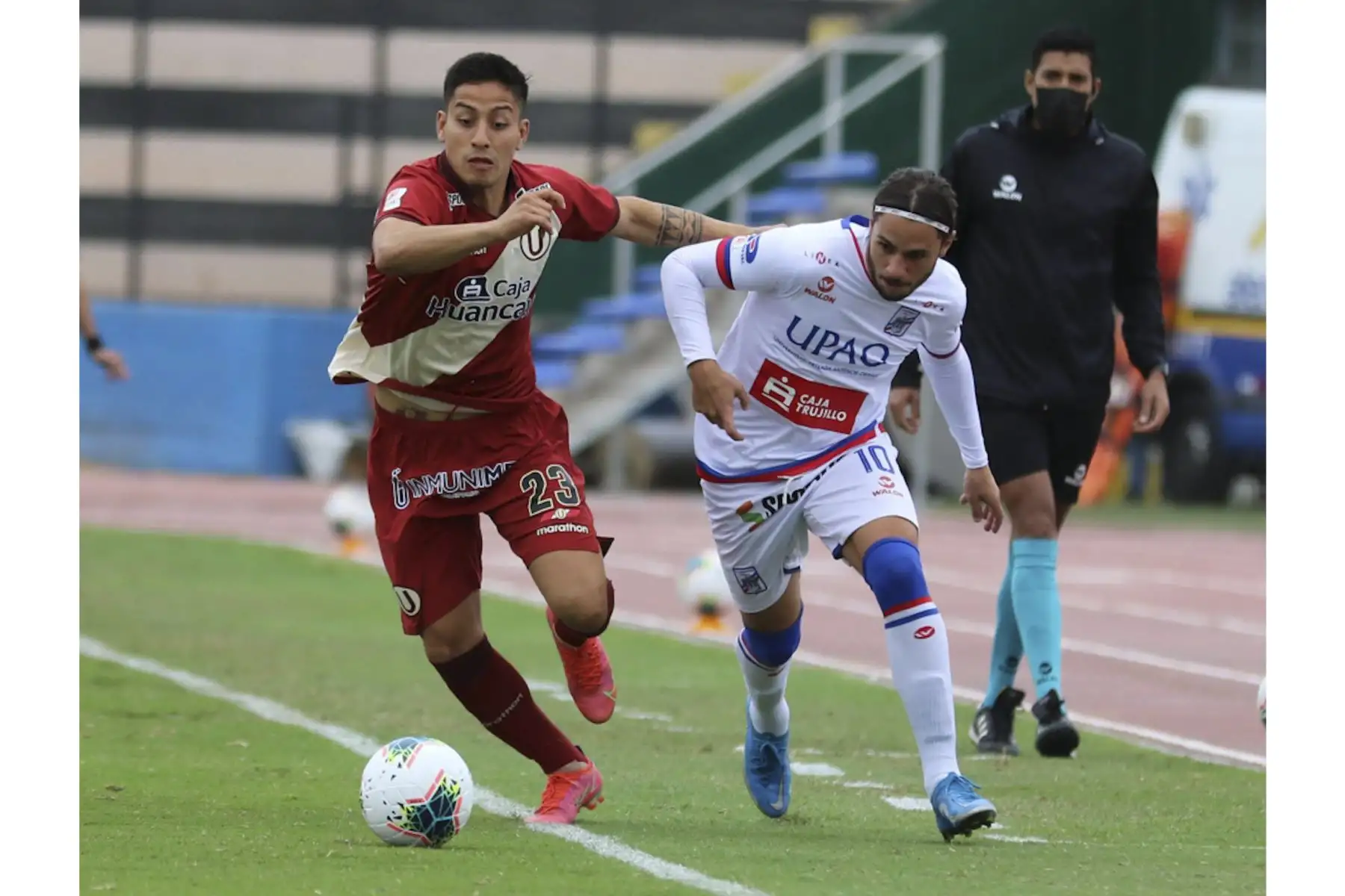 J. Murrugarra de Universitario disputa el balón ante la marca de F. Rodríguez de Carlos Manucci durante partido por la tercera fecha de la Liga 1, en el Estadio Miguel Grau. Foto: Liga 1