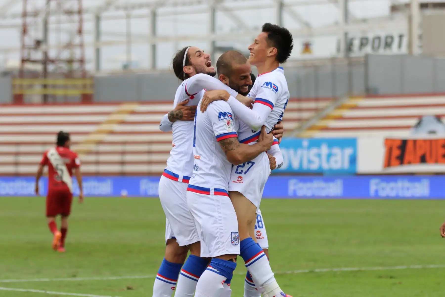 Rely Fernández de Carlos Manucci celebra con sus compañeros tras marcar el 2-1 ante Universitario por la tercera fecha de la Liga 1, en el Estadio Miguel Grau. Foto: Liga 1