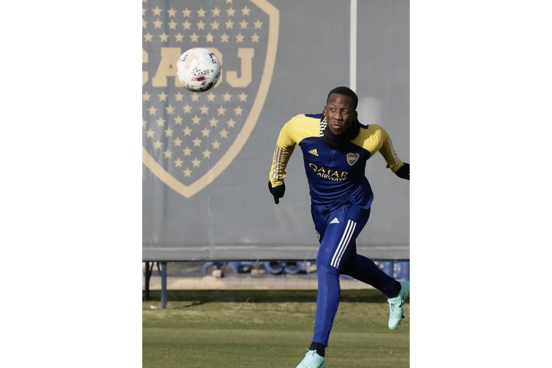 El lateral de la selección peruana, Luis Advíncula, entrenando en el club Boca Juniors de Argentina. Foto: @BocaJrsOficial