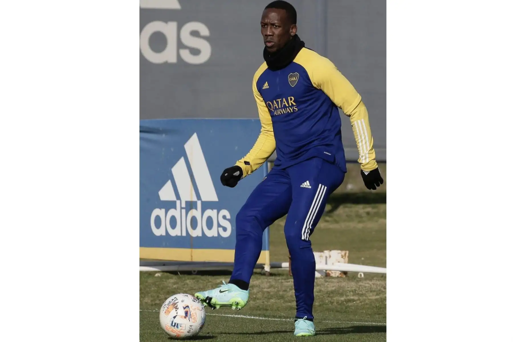 El lateral de la selección peruana, Luis Advíncula, entrenando en el club Boca Juniors de Argentina. Foto: @BocaJrsOficial