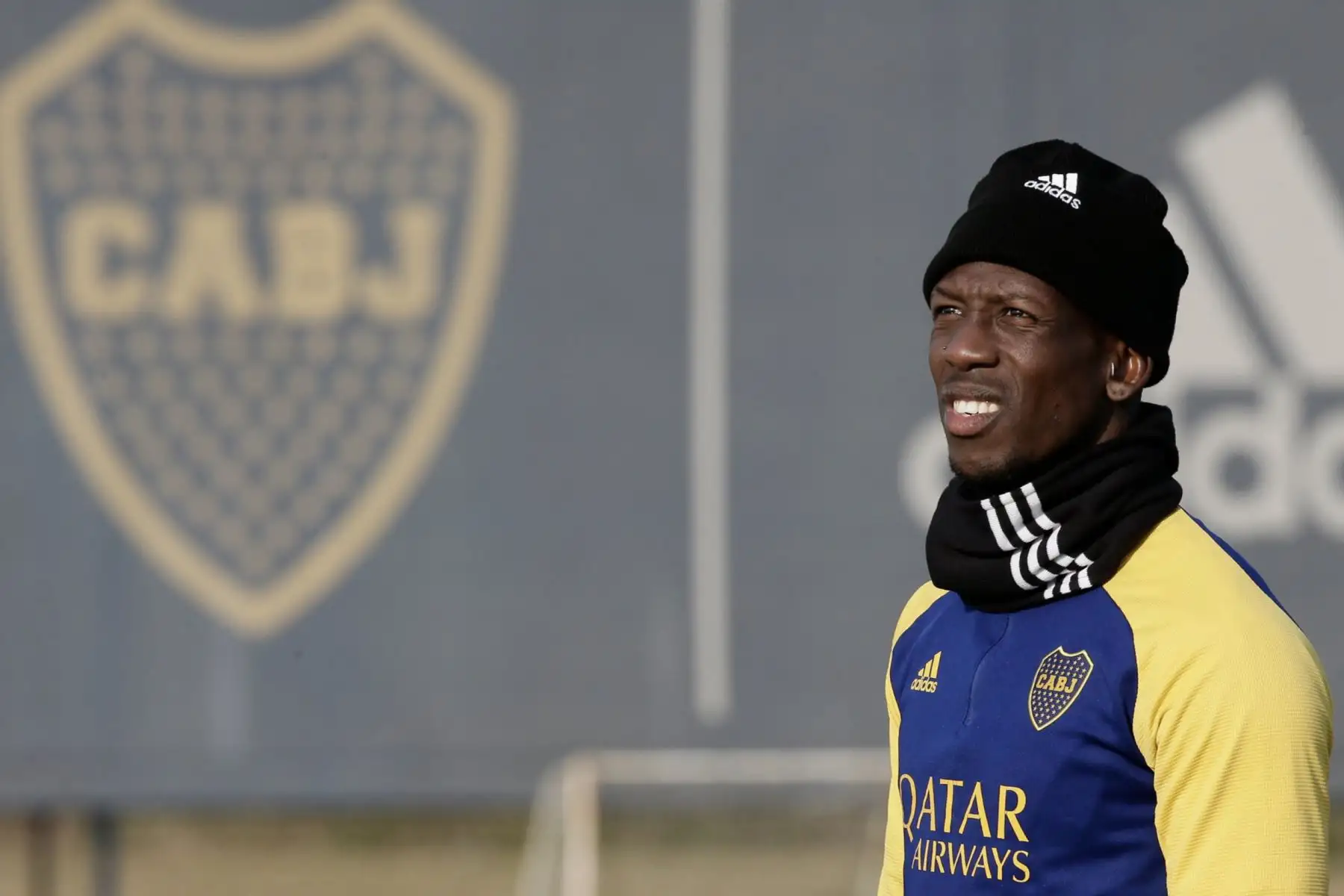 El lateral de la selección peruana, Luis Advíncula, entrenando en el club Boca Juniors de Argentina. Foto: @BocaJrsOficial