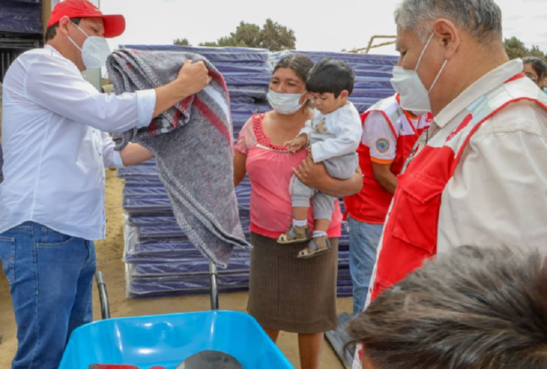 El gobernador regional de Piura, Servando García, entregó ayuda humanitaria a los damnificados por el fuerte sismo y sus réplicas, y constató los daños en algunas infraestructuras. Foto: Facebook Gobierno Regional de Piura