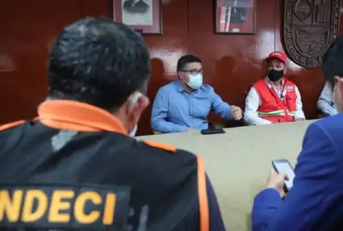 El ministro de Vivienda, Construcción y Saneamiento, Geiner Alvarado, sostuvo hoy una jornada de trabajo en la región Piura a fin de supervisar in situ las acciones de atención a las familias afectadas por el sismo ocurrido ayer con epicentro en Sullana. Foto: Ministerio de Vivienda, Construcción y Saneamiento