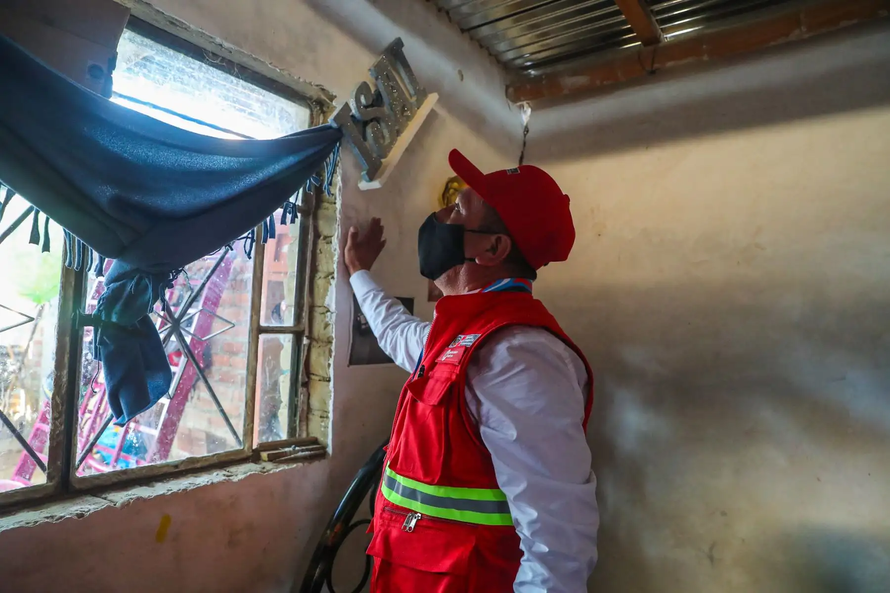 El ministro de Transportes y Comunicaciones, Juan Silva Villegas, arribó al Grupo Aéreo N° 7, junto con el ministro de Vivienda, Geiner Alvarado, para inspeccionar el estado de las vías en esta región, luego del fuerte sismo ocurrido el día de ayer. Foto: ANDINA/MTC