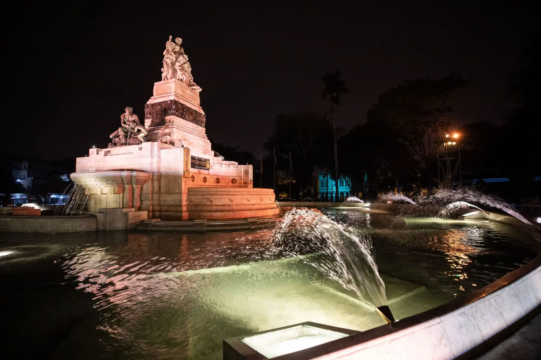 Esta reliquia de mármol blanco fue donada por la colonia china que emigró al país, cuya primera piedra fue colocada en 1921.Fue el regalo de China a Perú por el centenario de la independencia.
Foto: MML