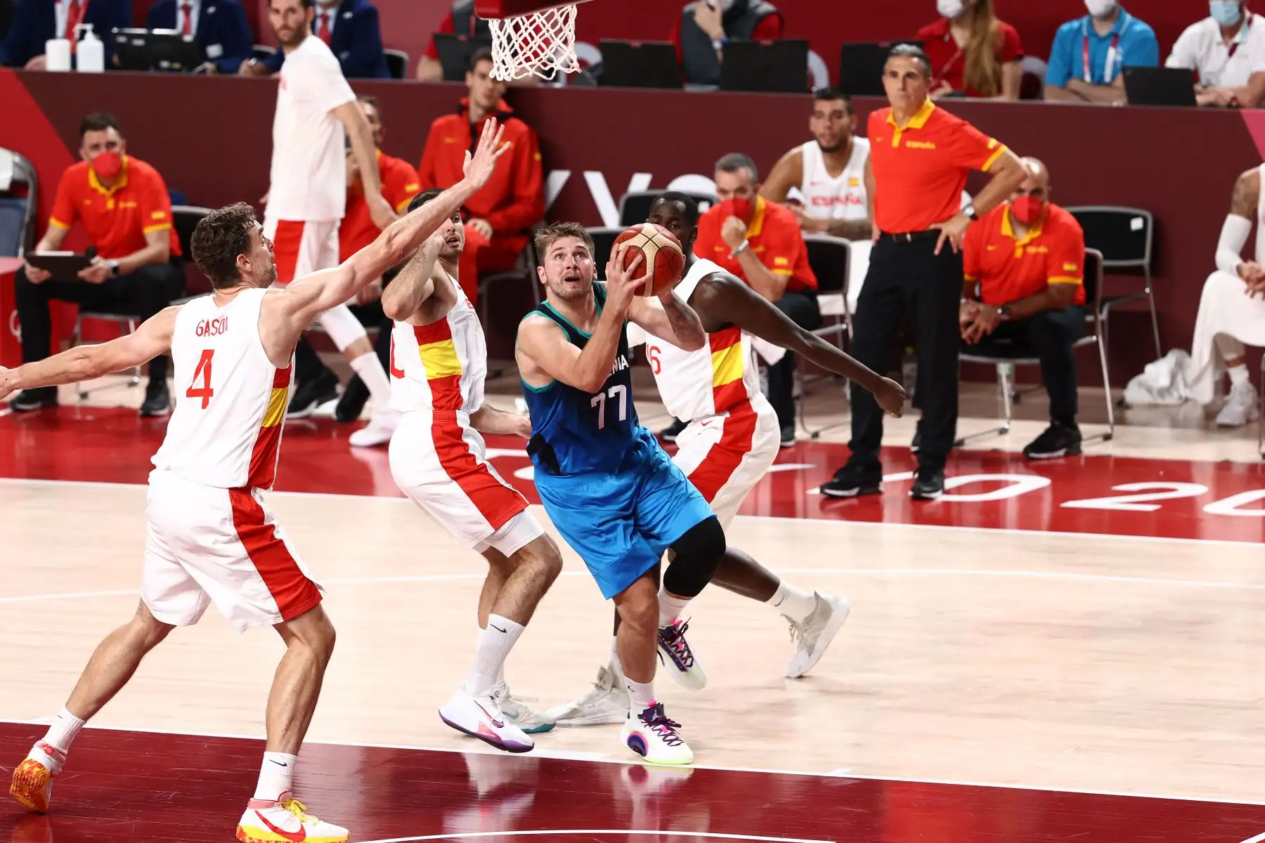 Luka Doncic  del Equipo Nacional Masculino de Eslovenia conduce a la canasta contra el Equipo Nacional Masculino de España durante los Juegos Olímpicos de Tokio 2020.
Foto: AFP
