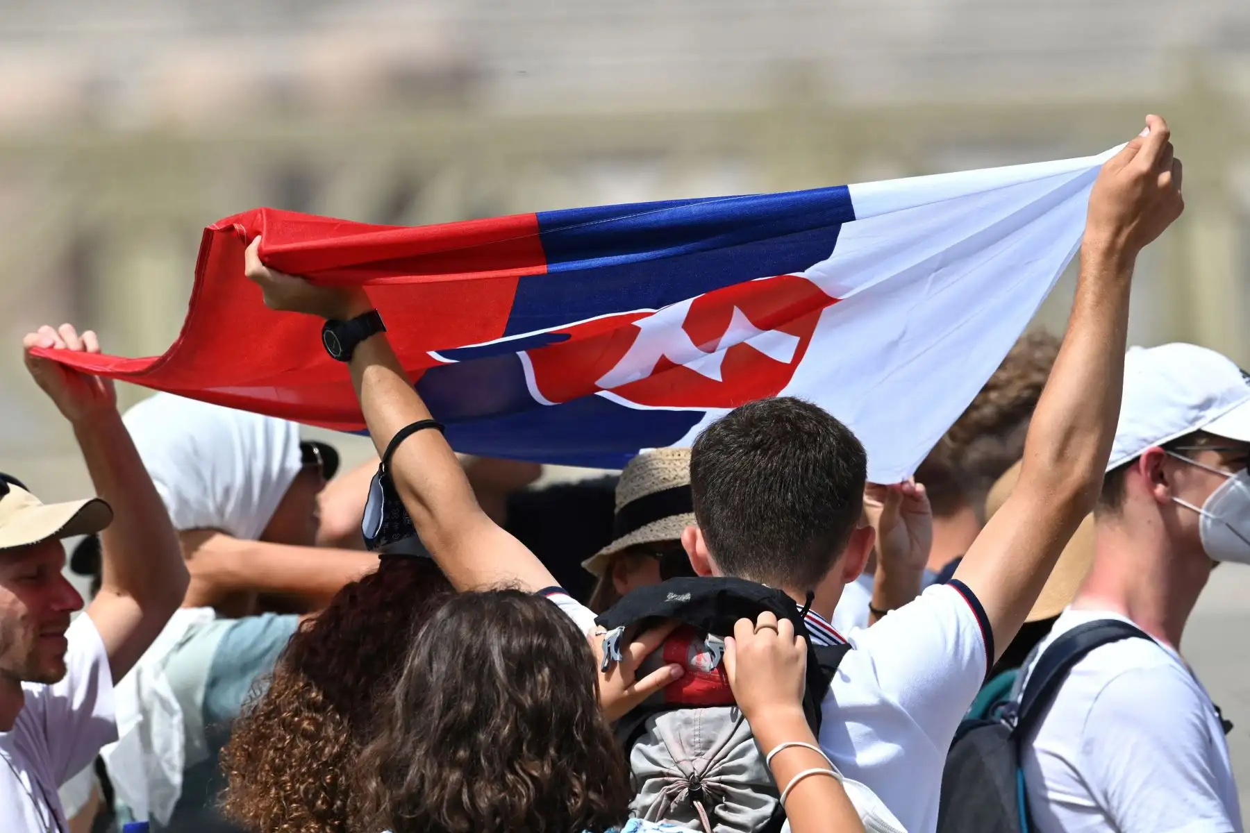 Los peregrinos eslovenos sostienen su bandera nacional mientras el Papa Francisco pronuncia la oración del Ángelus dominical desde la ventana de su estudio con vista a la Plaza de San Pedro en el Vaticano.
Foto: AFP