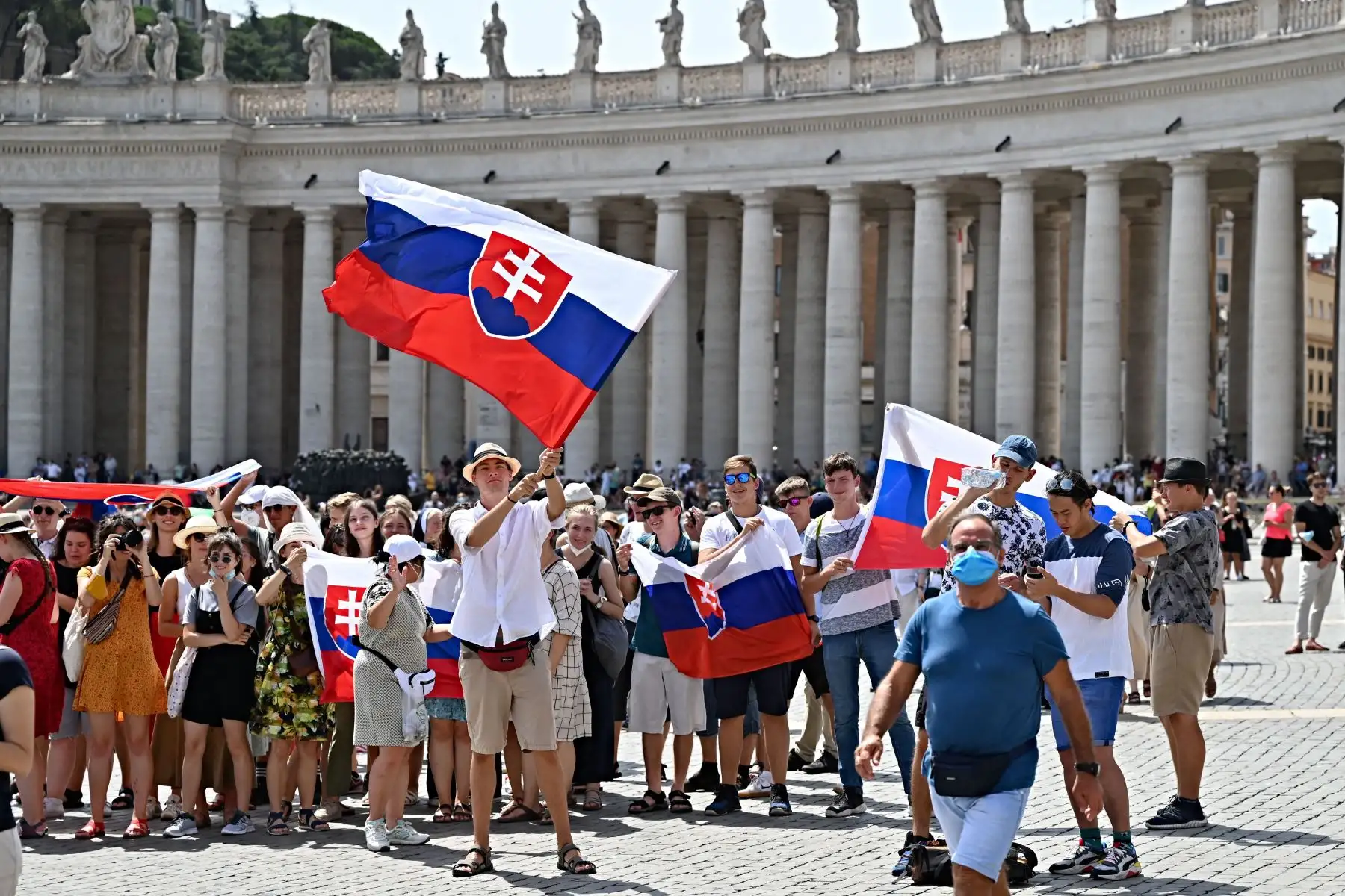 Los peregrinos eslovenos sostienen sus banderas nacionales mientras el Papa Francisco pronuncia la oración del Ángelus dominical desde la ventana de su estudio con vista a la Plaza de San Pedro en el Vaticano.
Foto: AFP
