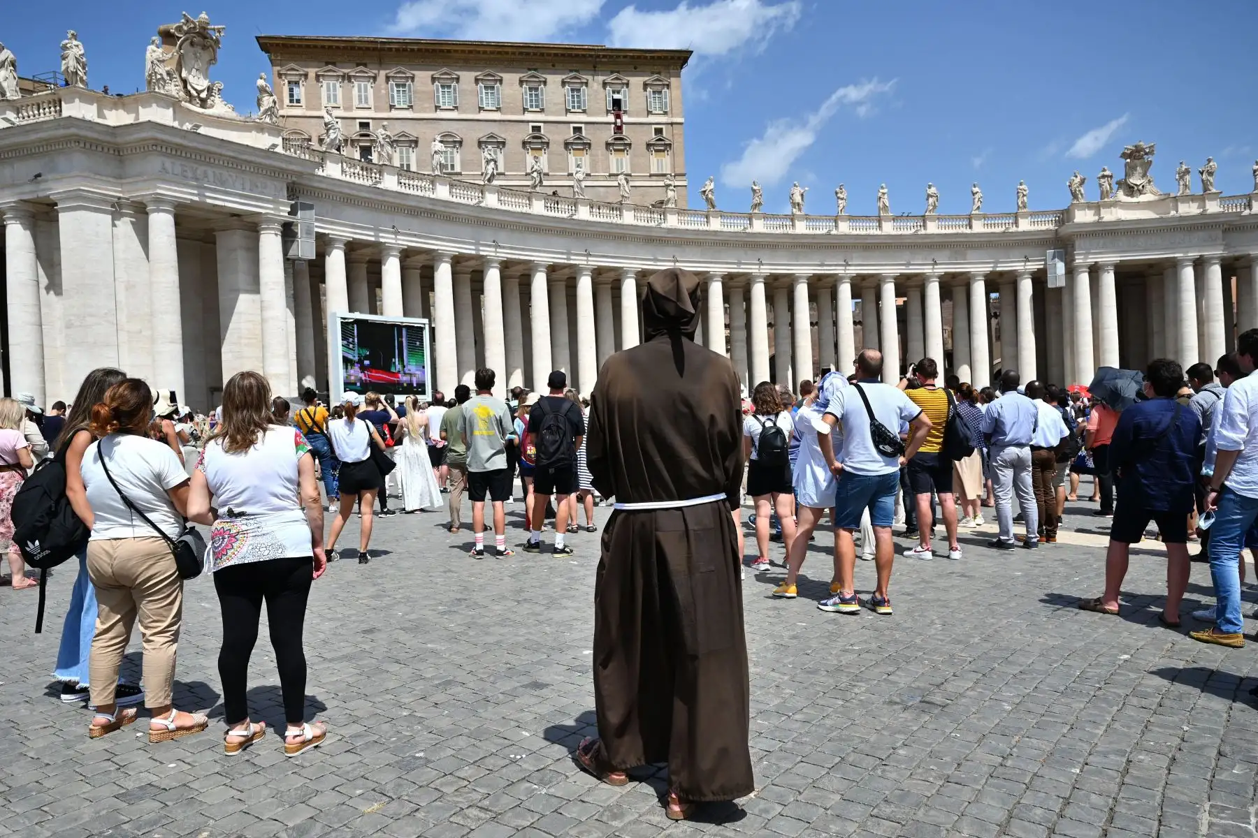Un monje franciscano asiste mientras el Papa Francisco pronuncia la oración del Ángelus dominical desde la ventana de su estudio con vista a la Plaza de San Pedro en el Vaticano.
Foto: AFP