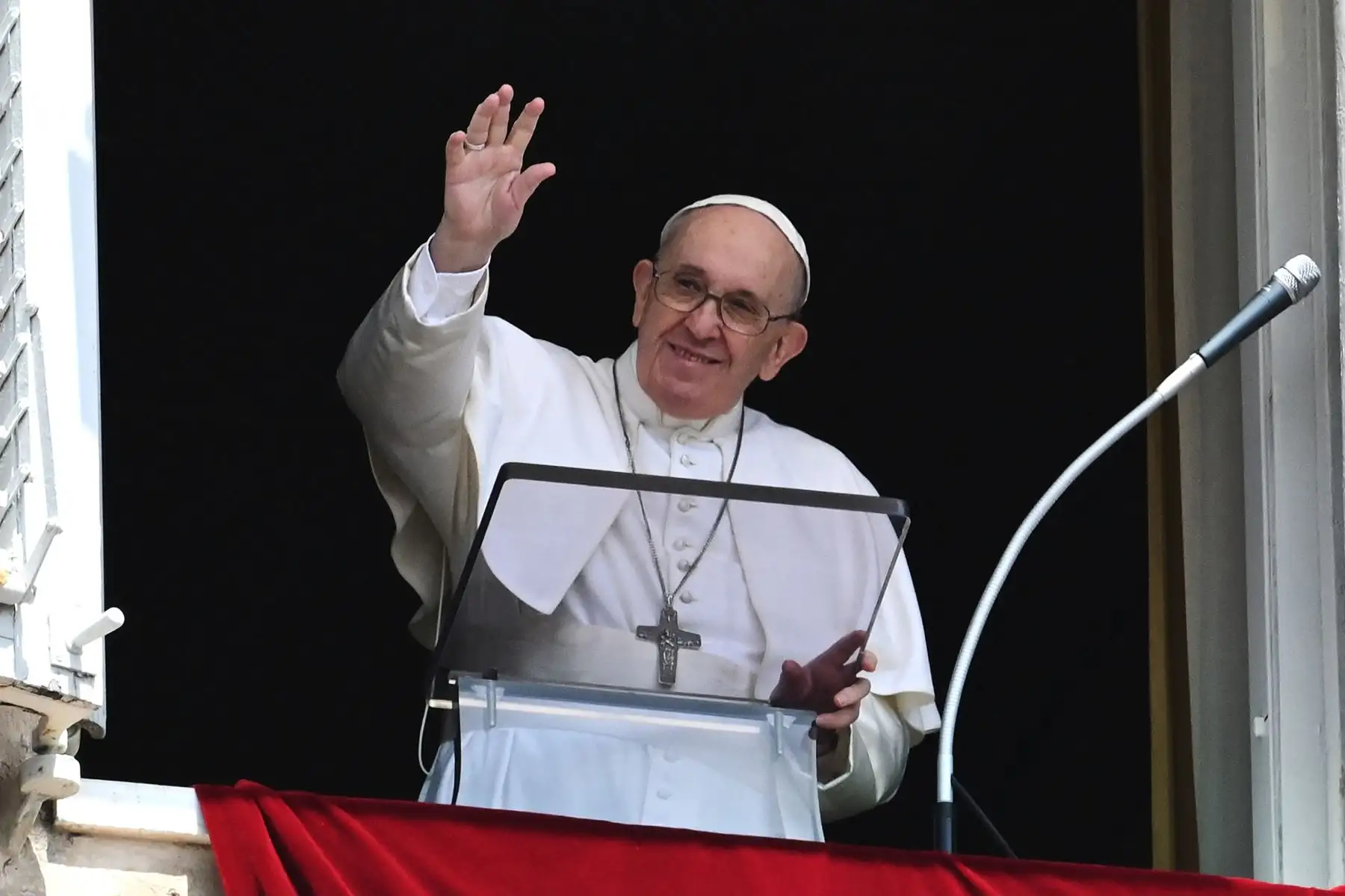 El Papa Francisco pronuncia la oración dominical del Ángelus desde la ventana de su estudio con vista a la Plaza de San Pedro en el Vaticano.
Foto: AFP