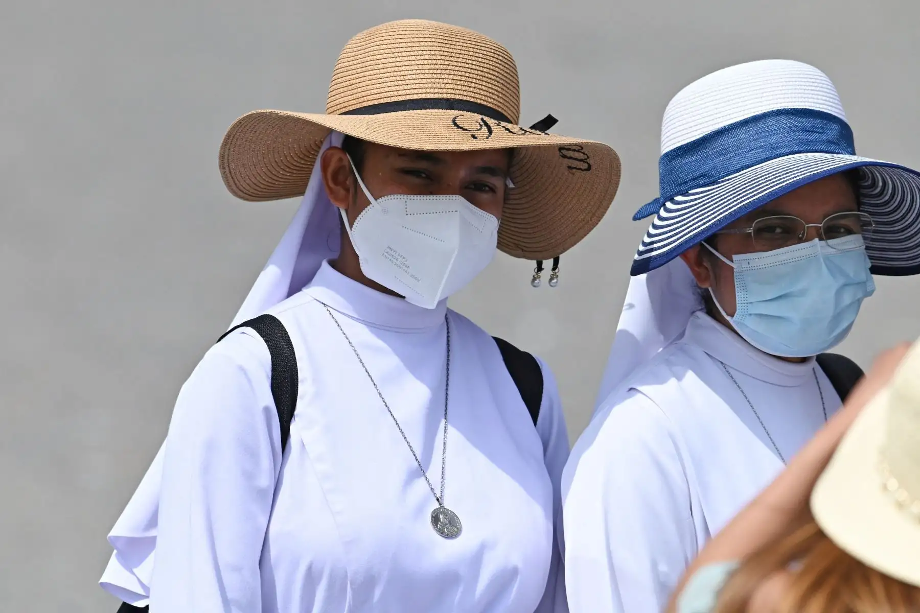 Las monjas usan máscaras faciales antes de que el Papa Francisco pronuncie la oración del Ángelus dominical desde la ventana de su estudio con vista a la Plaza de San Pedro en el Vaticano.
Foto: AFP