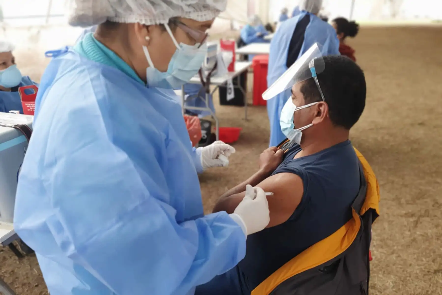 Ministerio de Salud continúa la vacunación contra la covid-19 en el Estadio Lolo Fernández de Carabayllo. 
Foto: Minsa