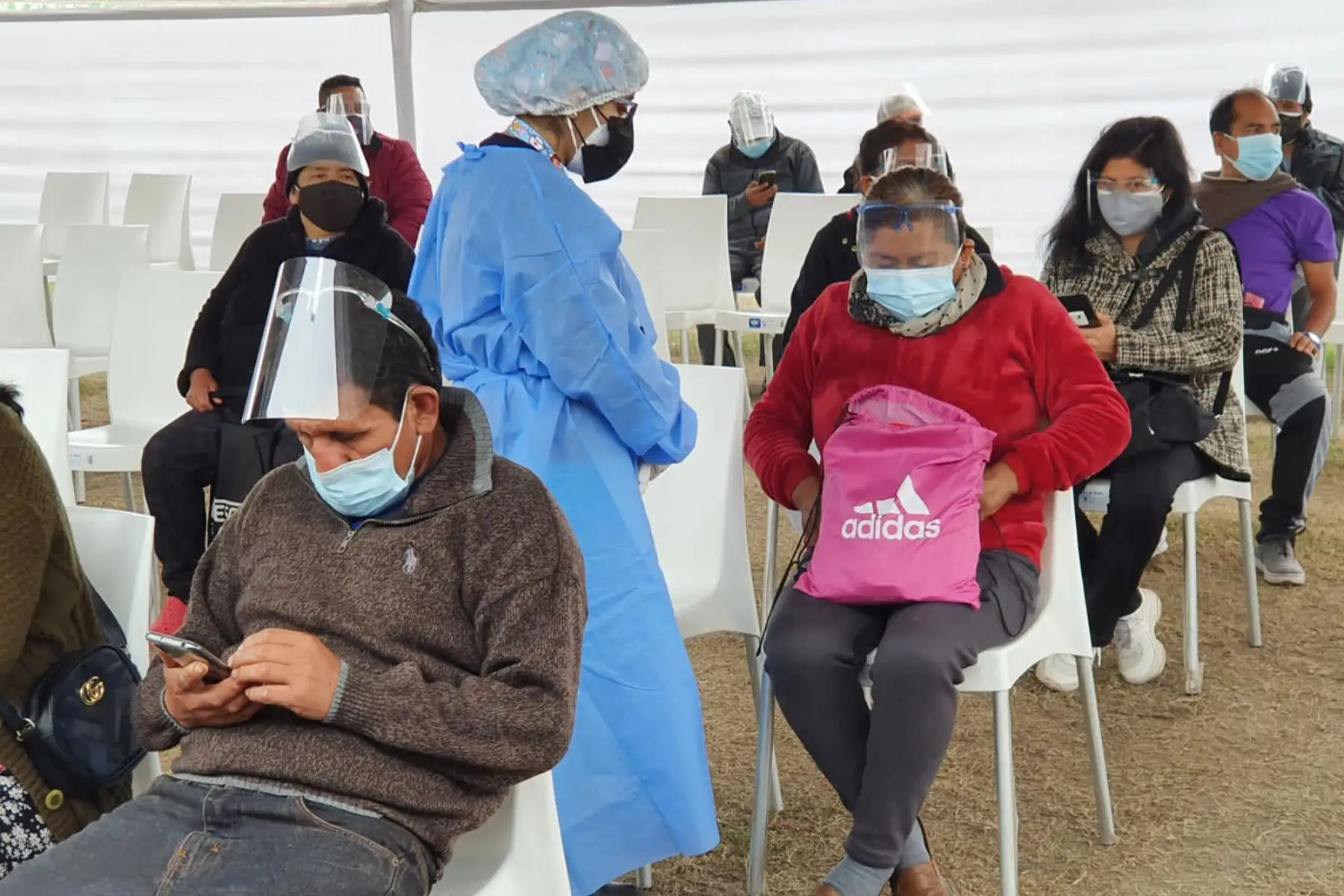 Ministerio de Salud continúa la vacunación contra la covid-19 en el Estadio Lolo Fernández de Carabayllo. 
Foto:Minsa
