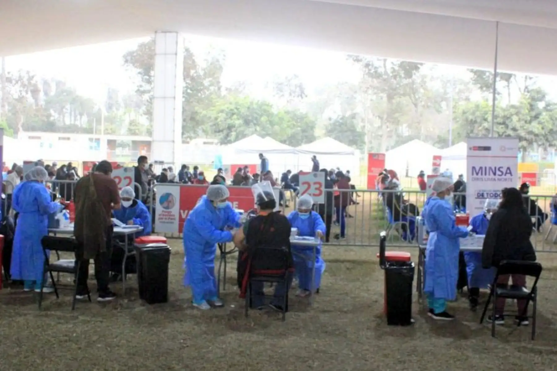 Ministerio de Salud continúa la vacunación contra la covid-19 en el Parque Zonal Sinchi Roca de Comas. 
Foto: Minsa