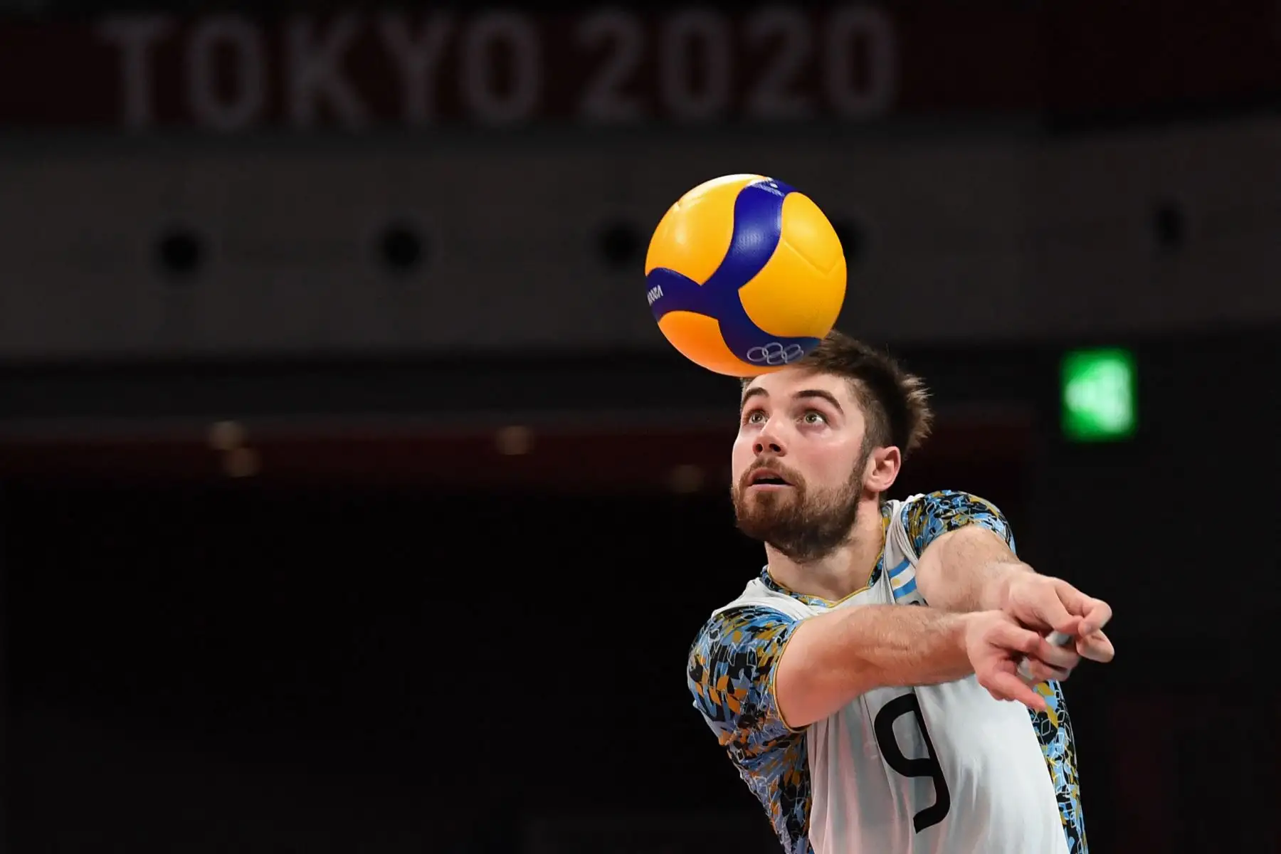 El argentino Santiago Danani coloca el balón en el partido de voleibol de la ronda preliminar masculina del grupo B entre Estados Unidos y Argentina durante los Juegos Olímpicos de Tokio 2020.
Foto: AFP