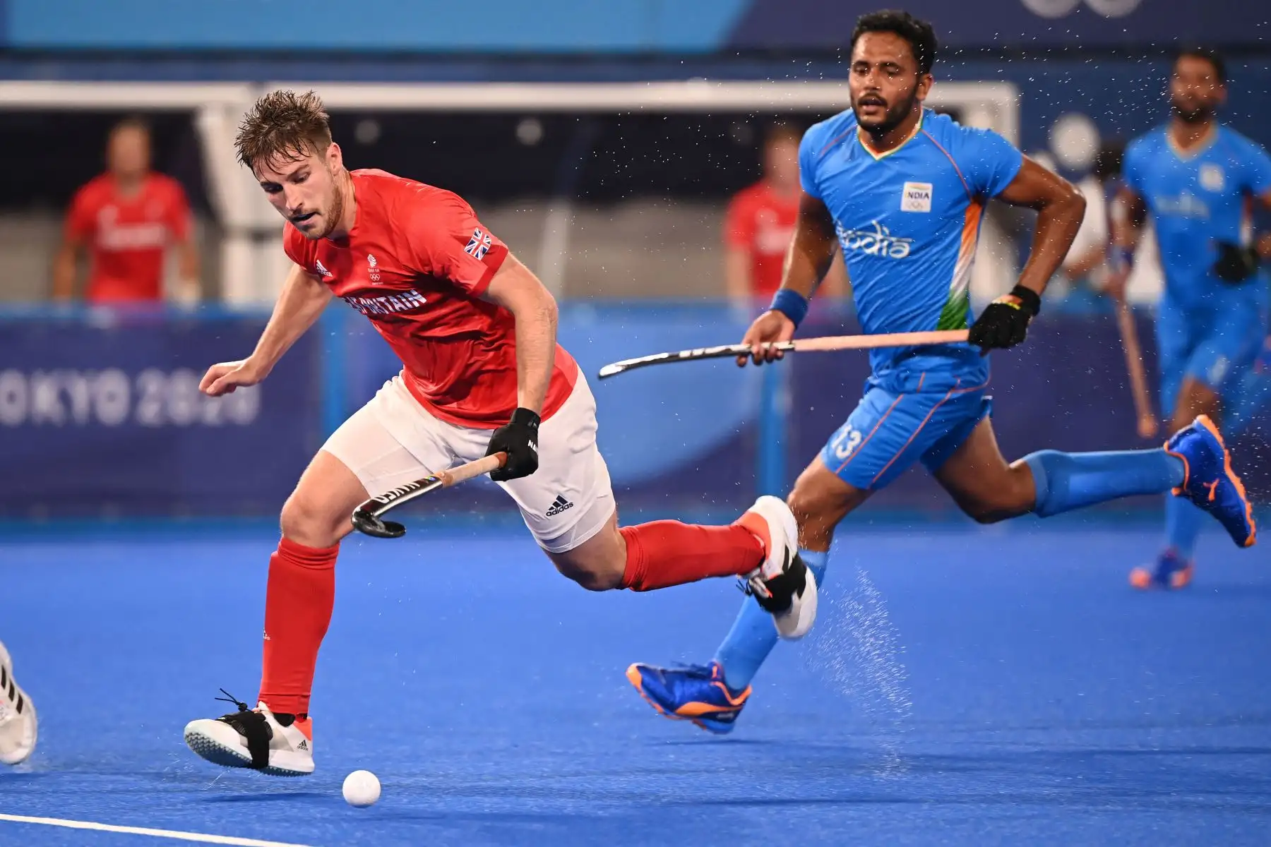 El británico Liam Paul Ansell lleva el balón al lado de Harmanpreet Singh de la India durante su partido de cuartos de final masculino de la competencia de hockey sobre césped de los Juegos Olímpicos de Tokio 2020, en el Estadio de Hockey Oi en Tokio.
Foto: AFP