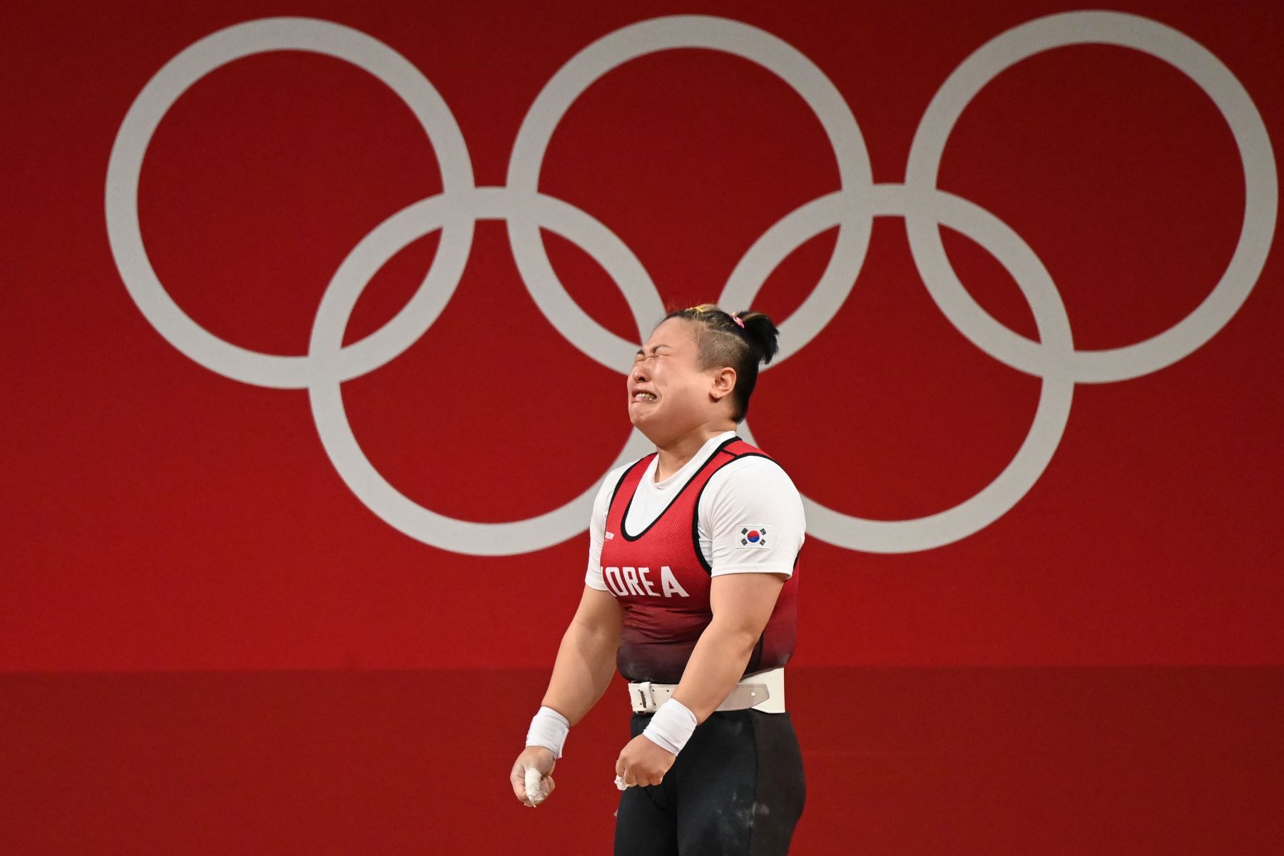 Kim Su-hyeon de Corea del Sur reacciona mientras compite en la competencia de halterofilia femenina de 76 kg durante los Juegos Olímpicos de Tokio 2020 en el Foro Internacional de Tokio.
Foto: AFP