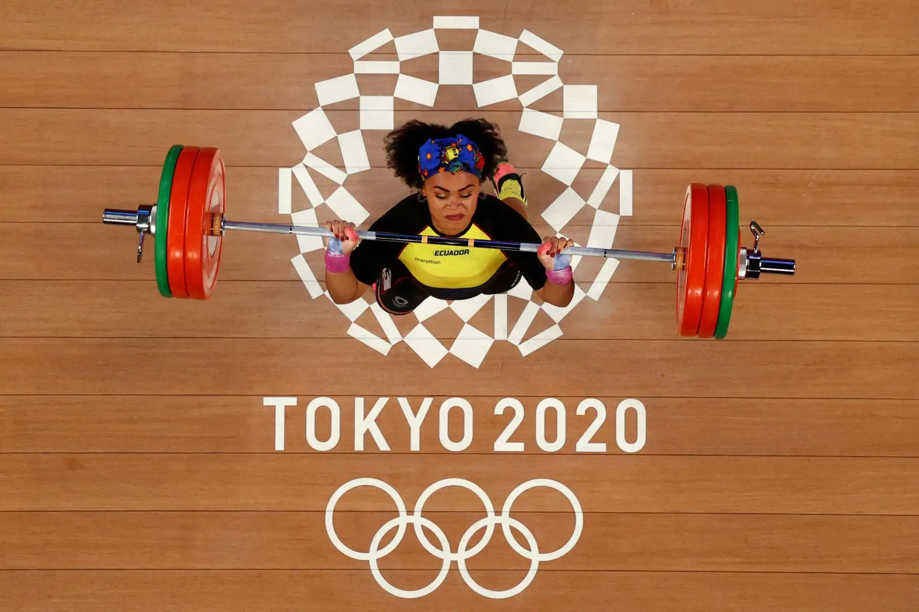 Esta foto tomada con una cámara remota muestra a la ecuatoriana Neisi Patricia Dajomes Barrera compitiendo en la competencia de halterofilia femenina de 76 kg durante los Juegos Olímpicos de Tokio 2020.
Foto AFP