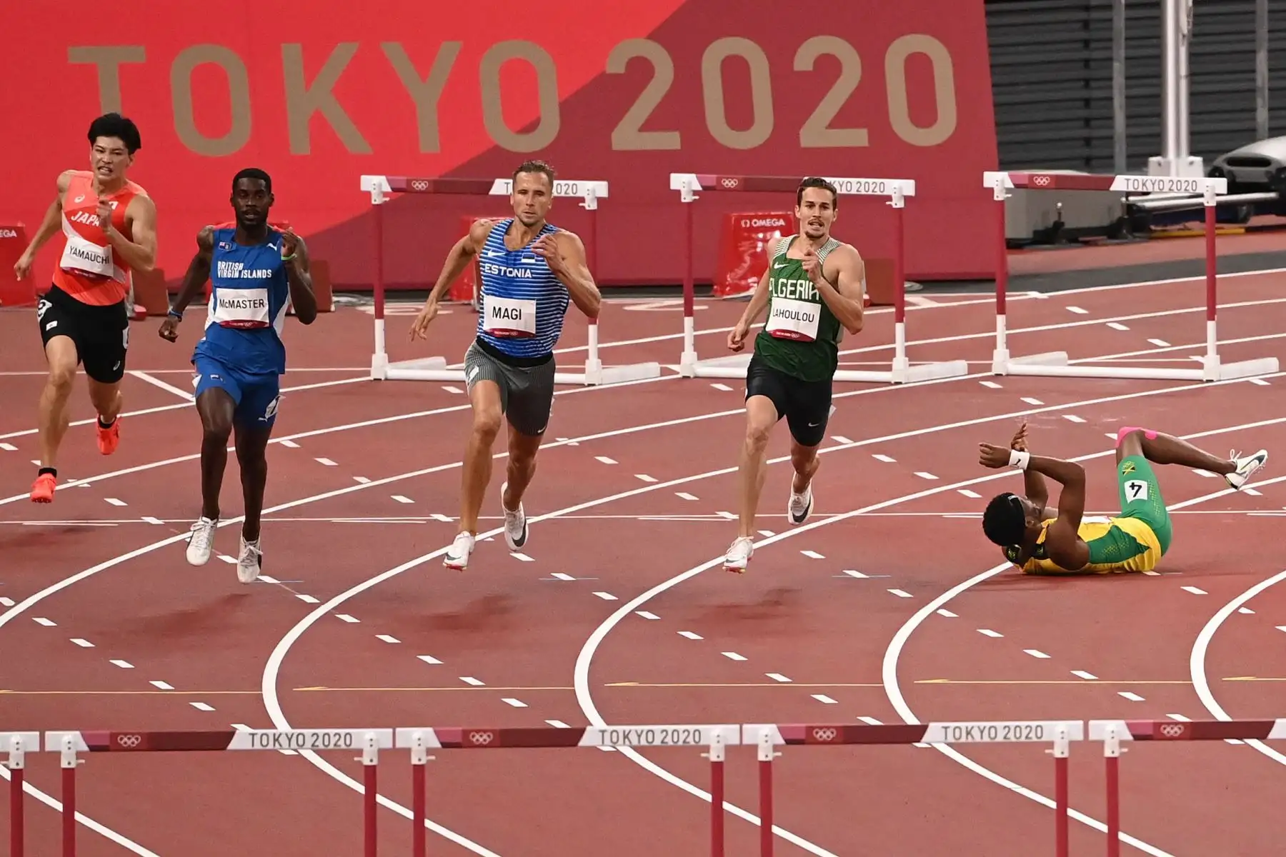 Jaheel Hyde de Jamaica cae mientras competía en las semifinales masculinas de 400 metros con vallas durante los Juegos Olímpicos de Tokio 2020 en el estadio Olímpico de Tokio.
Foto: AFP