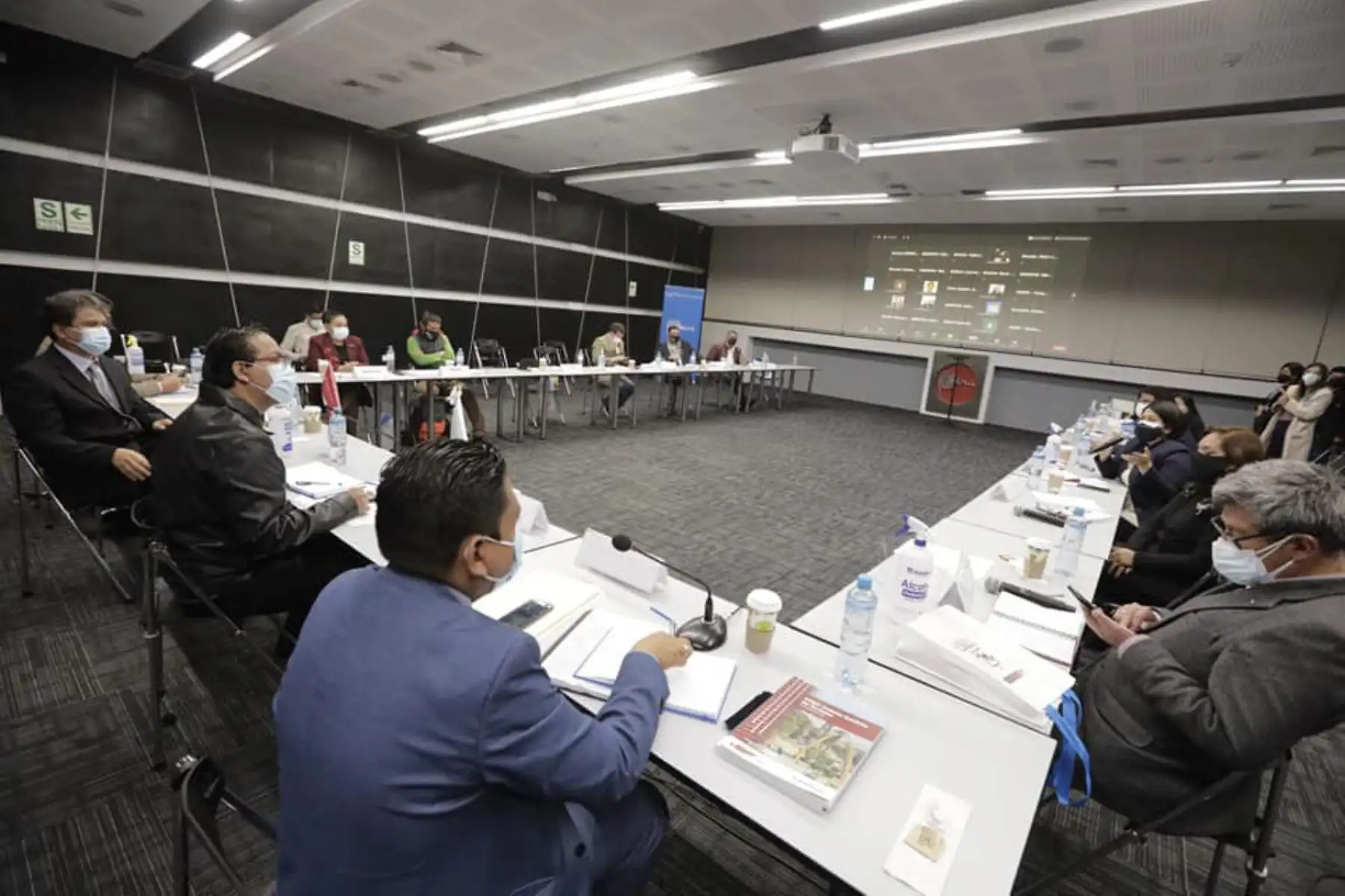 El ministro de Comercio Exterior y Turismo, Roberto Sánchez se reúne con 25 Directores regionales de turismo y Comercio exterior en la ciudad de Lima. 
Por un turismo inclusivo, social, con más producción y reactivación socioeconómica.
Foto: Mincetur